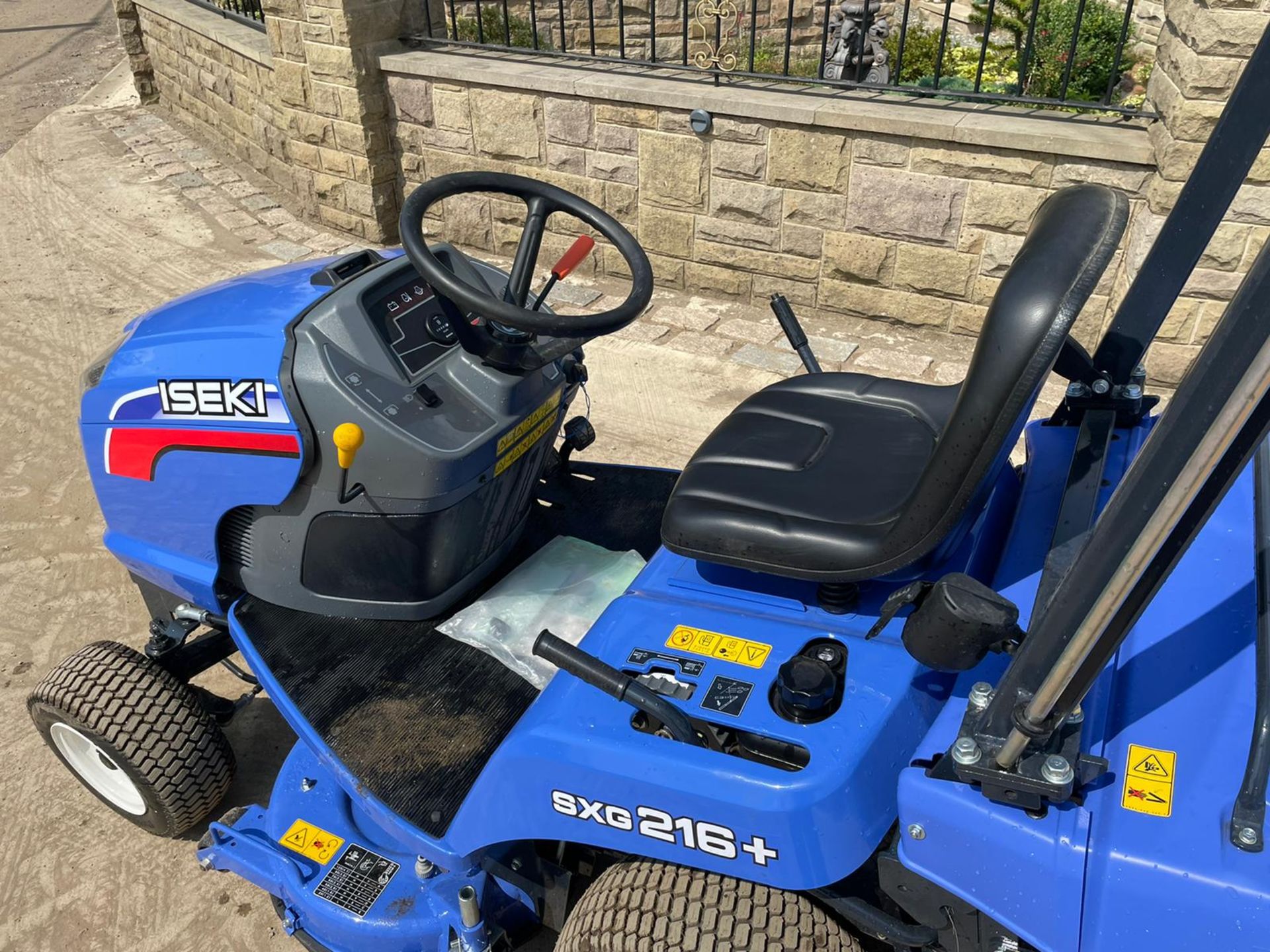 NEW AND UNUSED ISEKI SXG216+ DIESEL RIDE ON MOWER, RUNS DRIVES AND CUTS, HYDROSTATIC *PLUS VAT* - Image 9 of 11