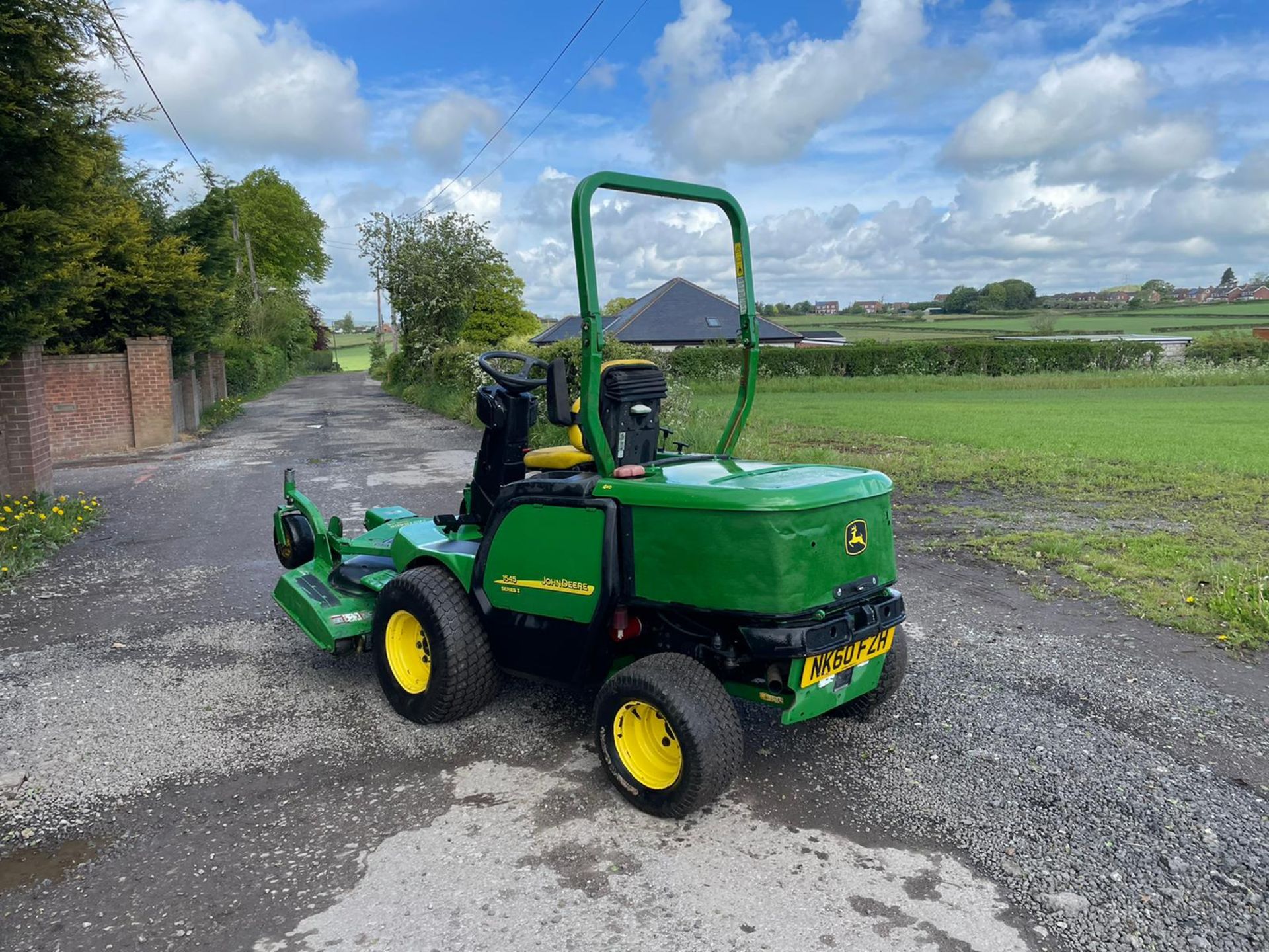 2011/60 JOHN DEERE 1545 RIDE ON MOWER, RUNS DRIVES AND CUTS, ROLL BAR, HYDROSTATIC *PLUS VAT* - Image 6 of 7