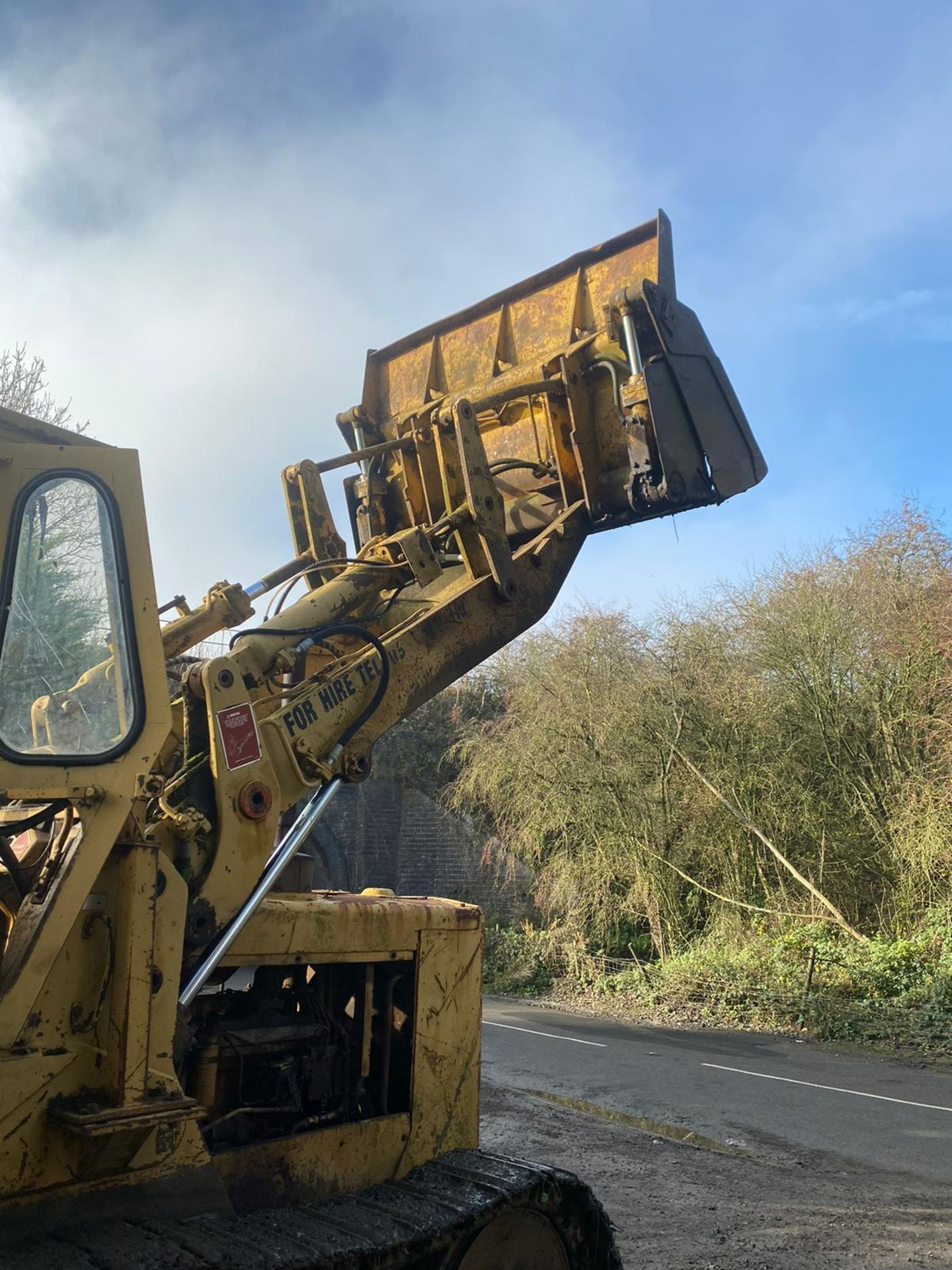 CATERPILLAR 951C DOZER/DROTT, RUNS, DRIVES AND LIFTS, 4 IN 1 BUCKET *PLUS VAT* - Image 4 of 5