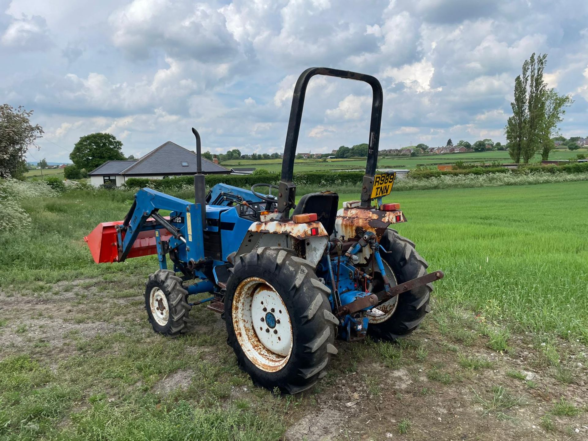 FORD/ NEW HOLLAND 1720 TRACTOR WITH LOADER AND BUCKET, SHOWING A LOW 2956 HOURS *PLUS VAT* - Image 9 of 17