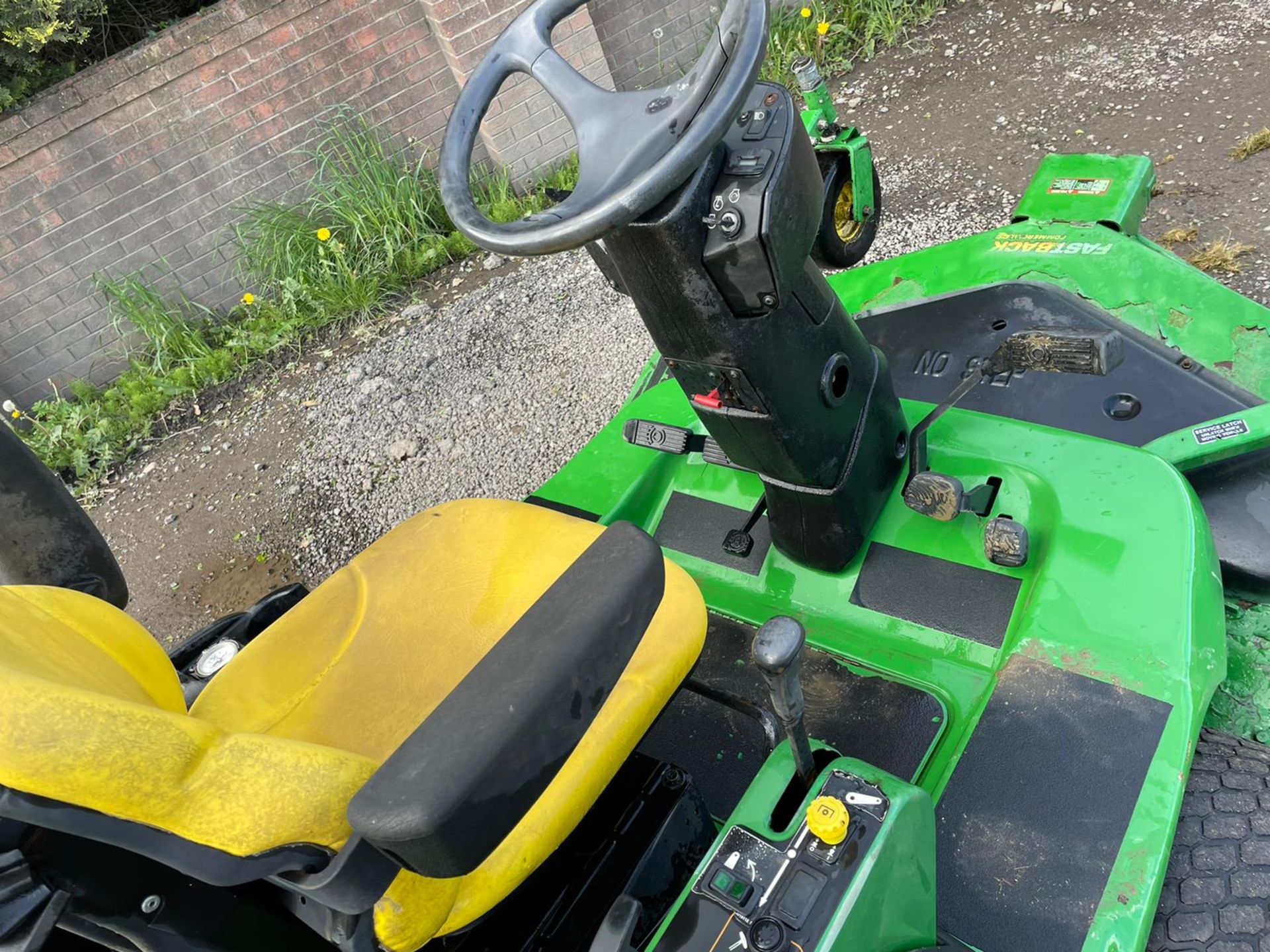 2011/60 JOHN DEERE 1545 RIDE ON MOWER, RUNS DRIVES AND CUTS, ROLL BAR, HYDROSTATIC *PLUS VAT* - Image 7 of 7