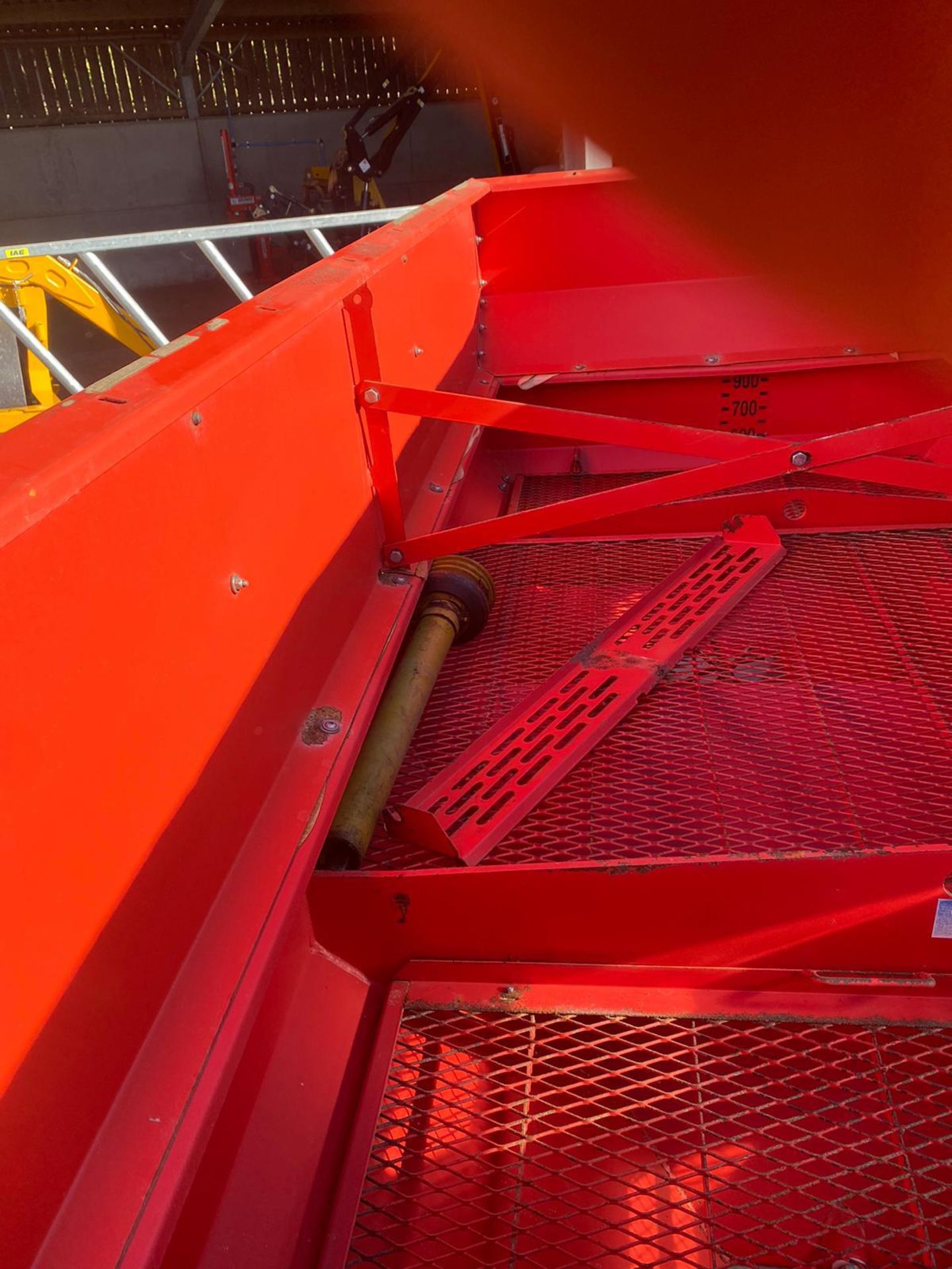 KUHN GLB1400 FERTILISER SPREADER SPINNER, IN WORKING CONDITION, COMES WITH PTO READY TO USE *NO VAT* - Image 6 of 7
