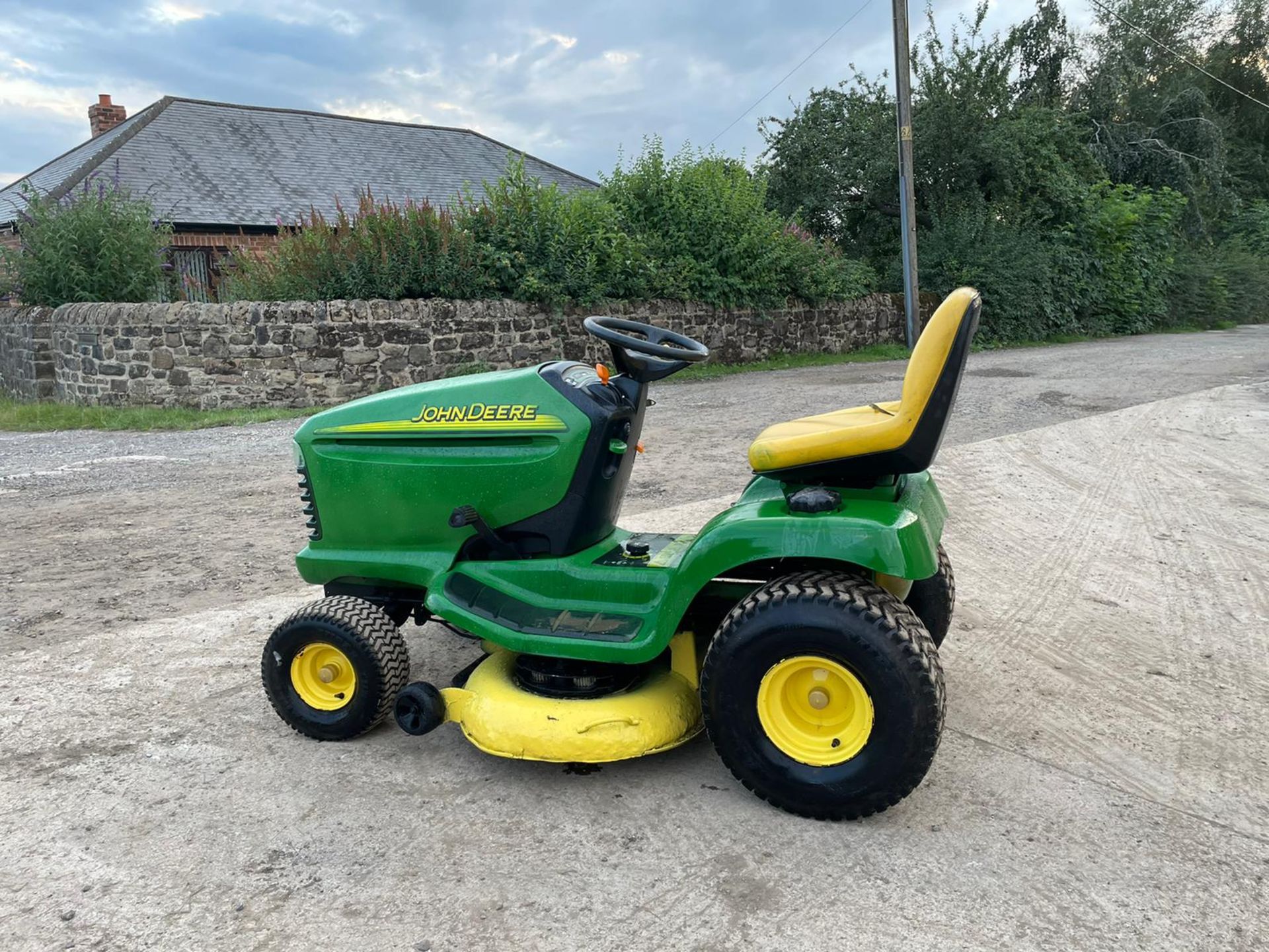 JOHN DEERE LT180 MULCHING RIDE ON MOWER, DOUBLE BLADE DECK, 17hp JOHN DEERE V TWIN *NO VAT* - Image 5 of 9