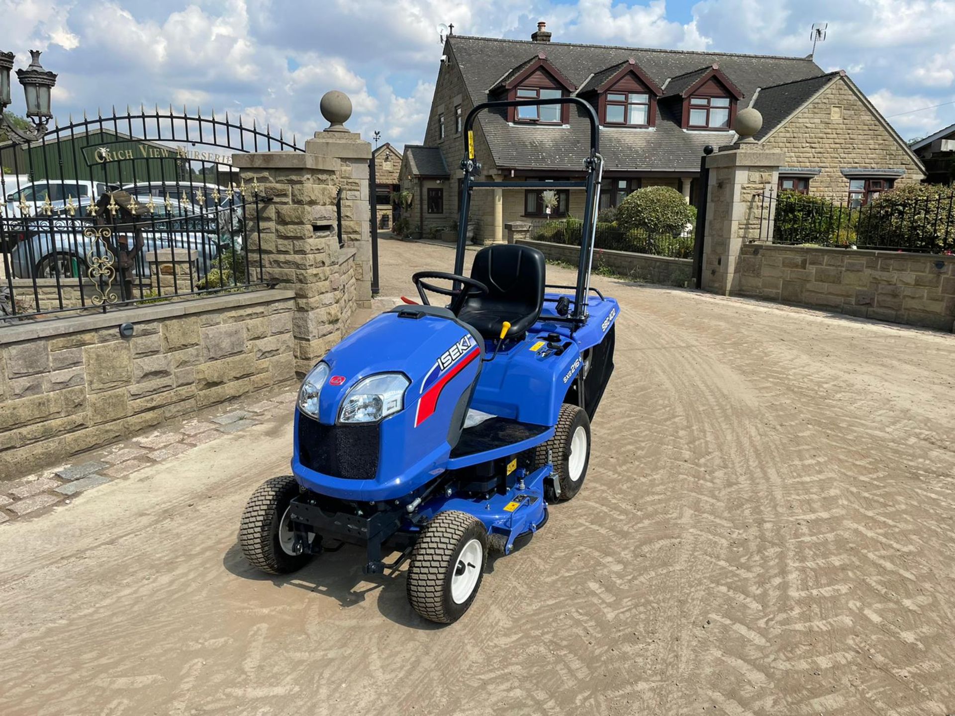 NEW AND UNUSED ISEKI SXG216+ DIESEL RIDE ON MOWER, RUNS DRIVES AND CUTS, HYDROSTATIC *PLUS VAT* - Image 2 of 11