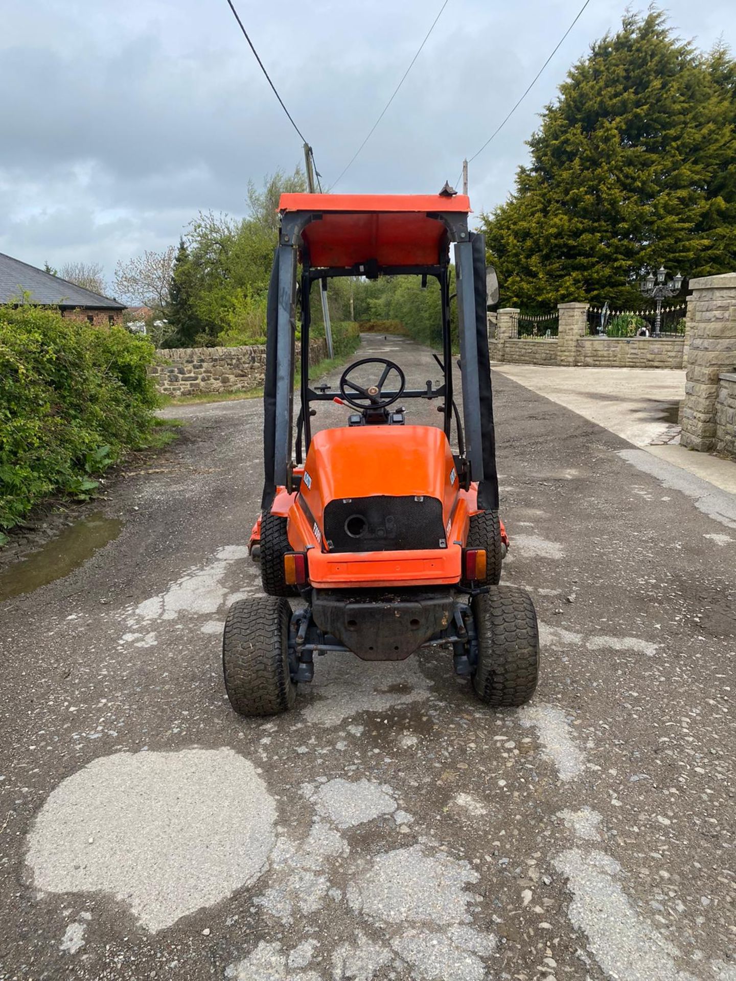 KUBOTA F3060 RIDE ON LAWN MOWER, RUNS DRIVES AND CUTS, CANOPY, 4 CYLINDER KUBOTA ENGINE *NO VAT* - Image 2 of 6