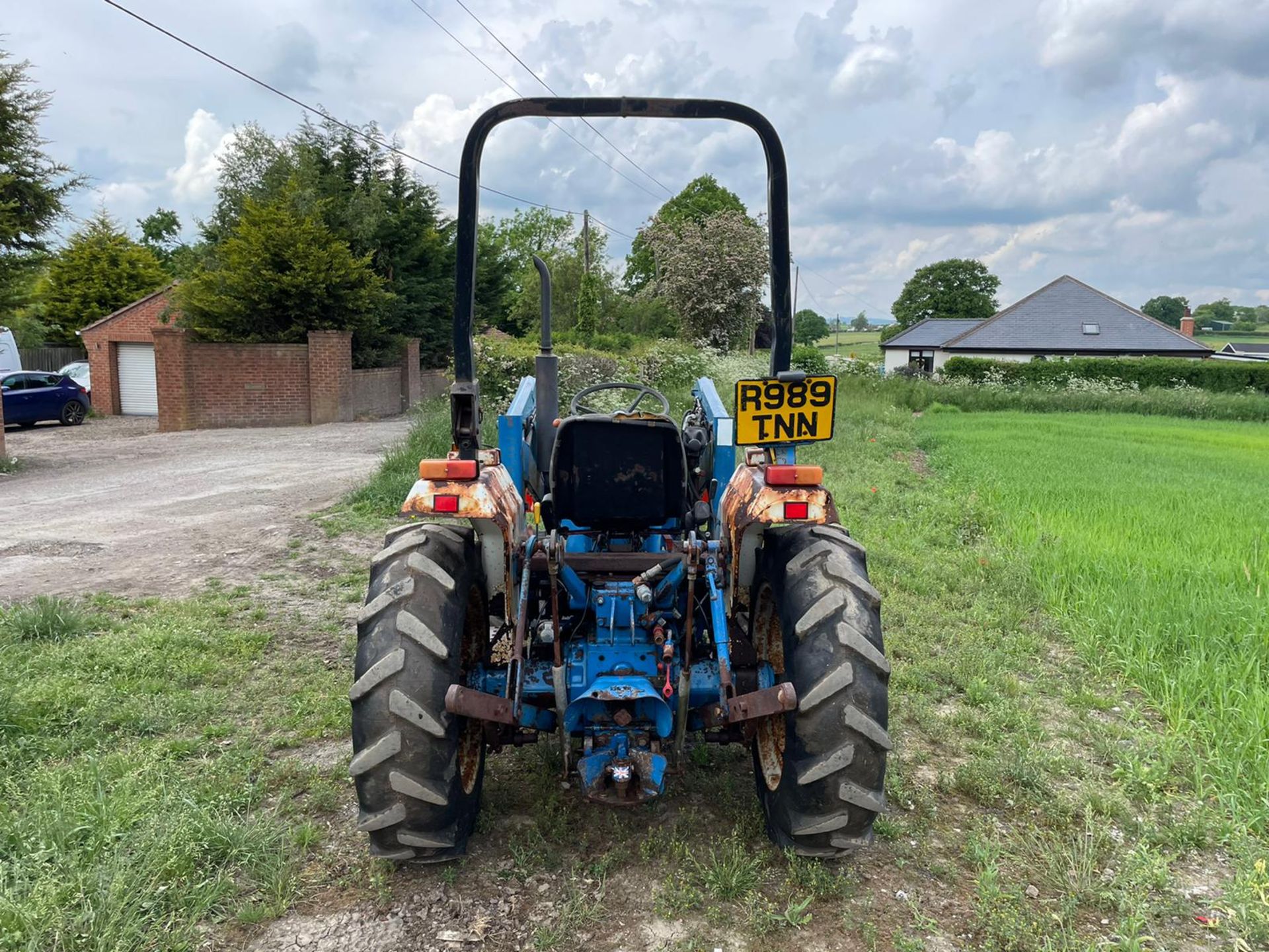 FORD/ NEW HOLLAND 1720 TRACTOR WITH LOADER AND BUCKET, SHOWING A LOW 2956 HOURS *PLUS VAT* - Image 8 of 17