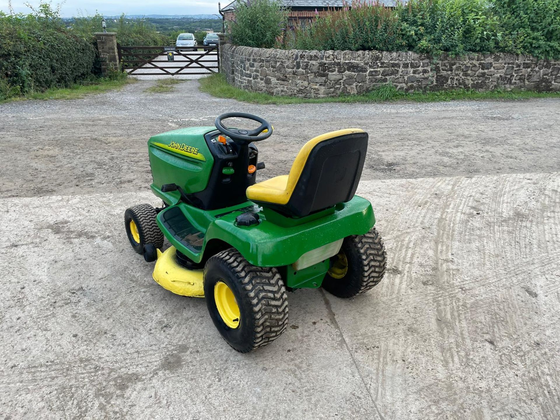 JOHN DEERE LT180 MULCHING RIDE ON MOWER, DOUBLE BLADE DECK, 17hp JOHN DEERE V TWIN *NO VAT* - Image 6 of 9