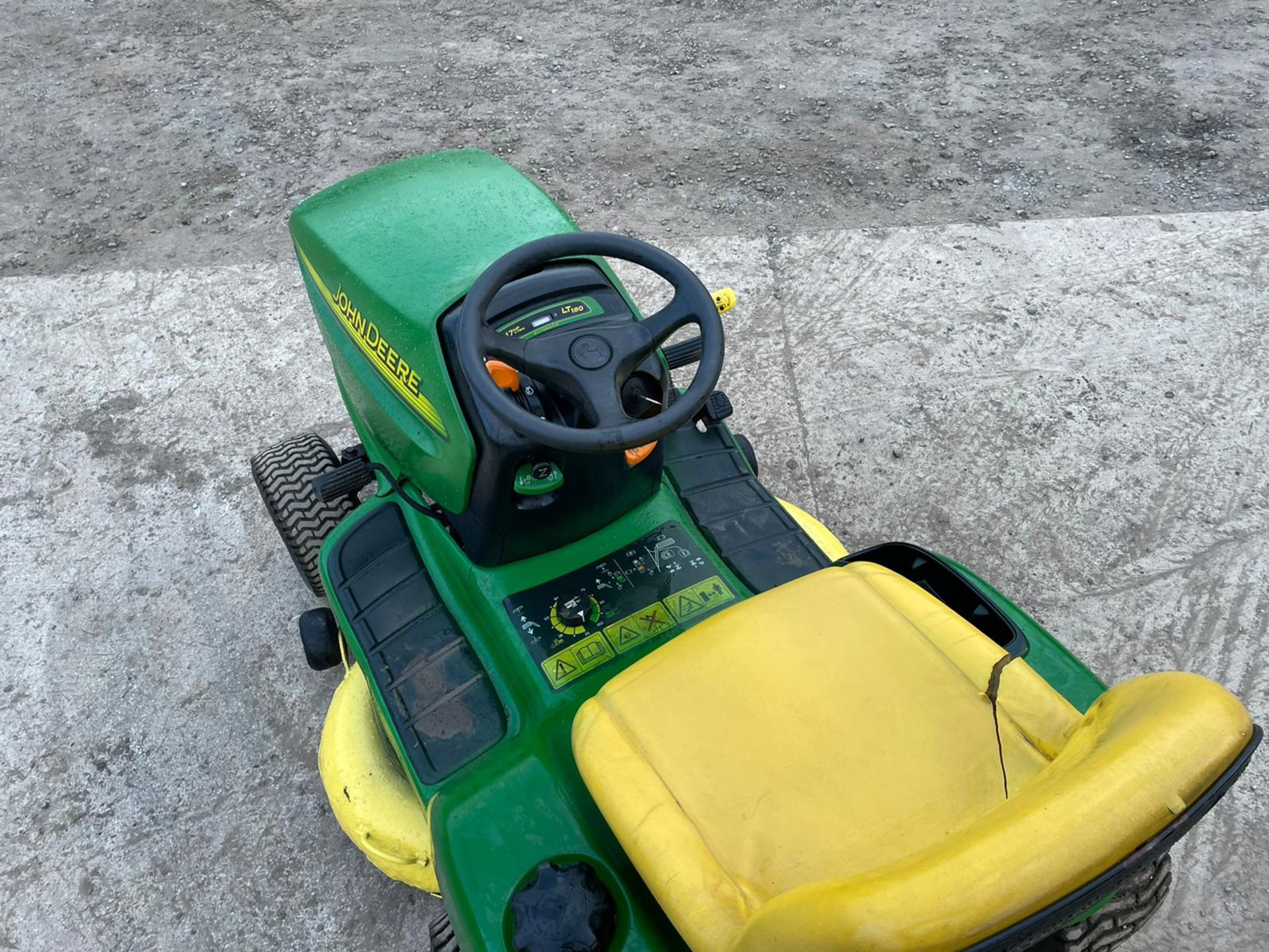 JOHN DEERE LT180 MULCHING RIDE ON MOWER, DOUBLE BLADE DECK, 17hp JOHN DEERE V TWIN *NO VAT* - Image 8 of 9