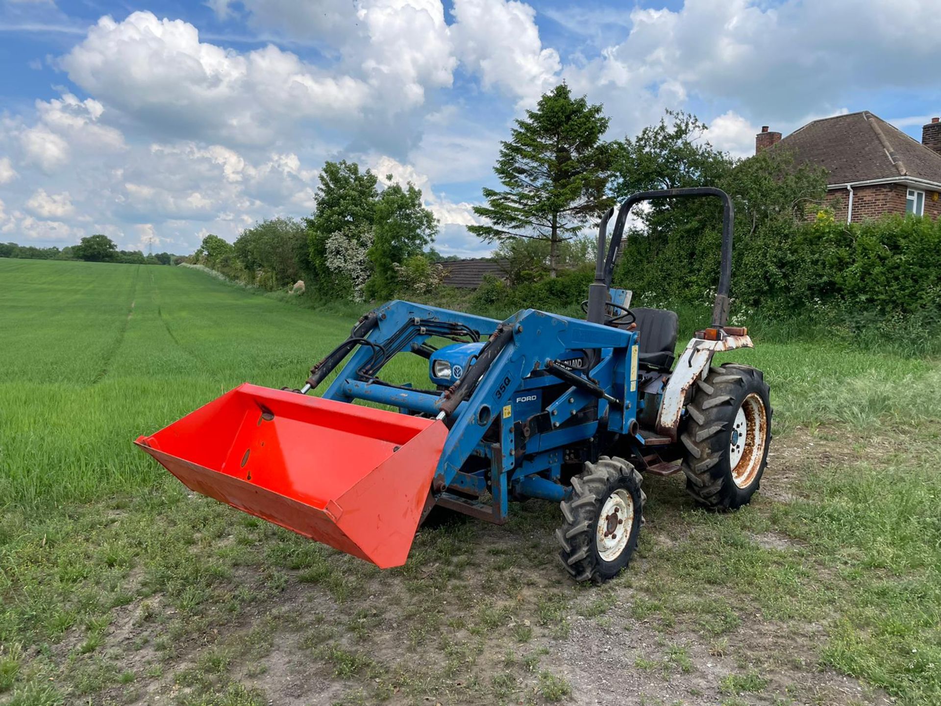 FORD/ NEW HOLLAND 1720 TRACTOR WITH LOADER AND BUCKET, SHOWING A LOW 2956 HOURS *PLUS VAT* - Image 3 of 17