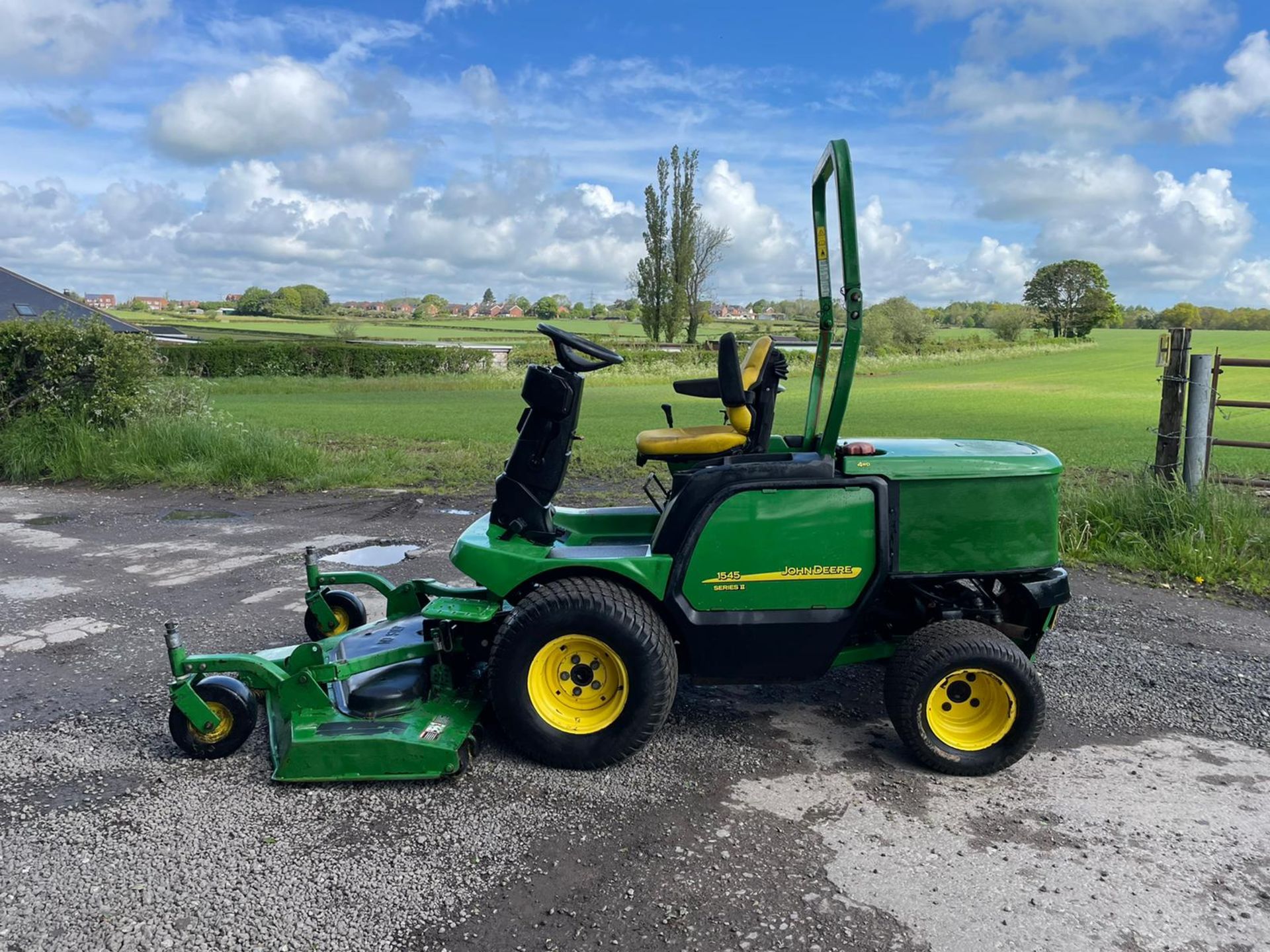 2011/60 JOHN DEERE 1545 RIDE ON MOWER, RUNS DRIVES AND CUTS, ROLL BAR, HYDROSTATIC *PLUS VAT*