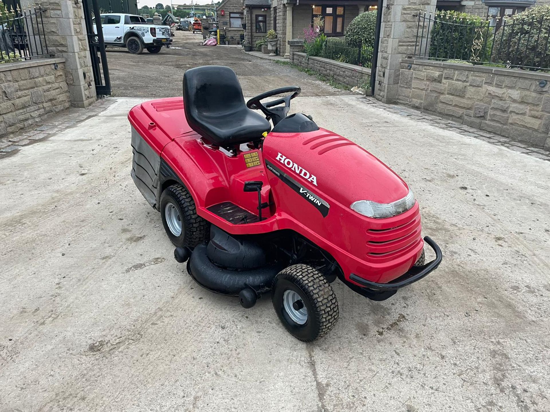 HONDA 2620V TWIN RIDE ON MOWER, RUNS DRIVES AND CUTS, 20hp HONDA V TWIN ENGINE *NO VAT* - Image 2 of 8