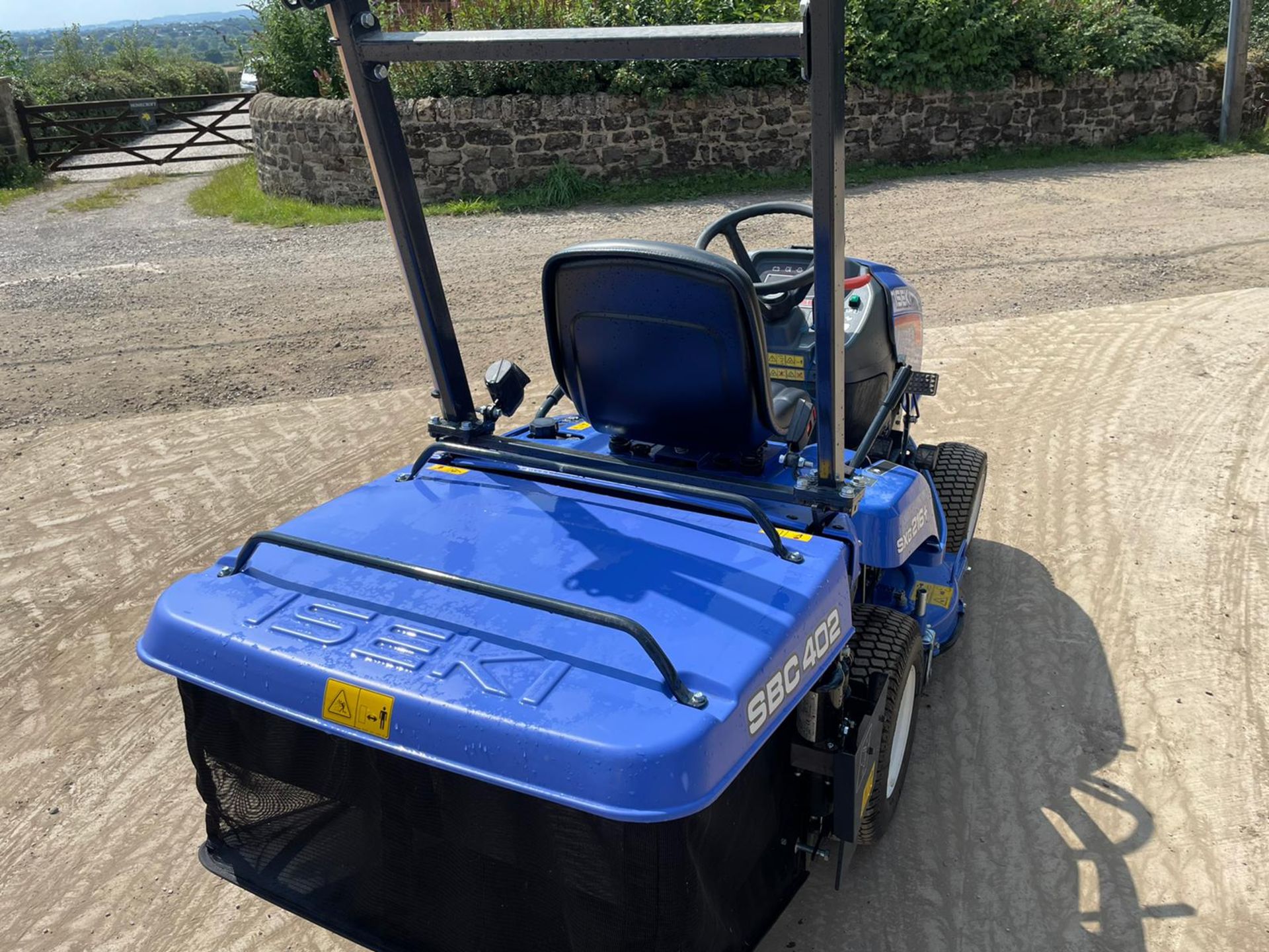 NEW AND UNUSED ISEKI SXG216+ DIESEL RIDE ON MOWER, RUNS DRIVES AND CUTS, HYDROSTATIC *PLUS VAT* - Image 7 of 11