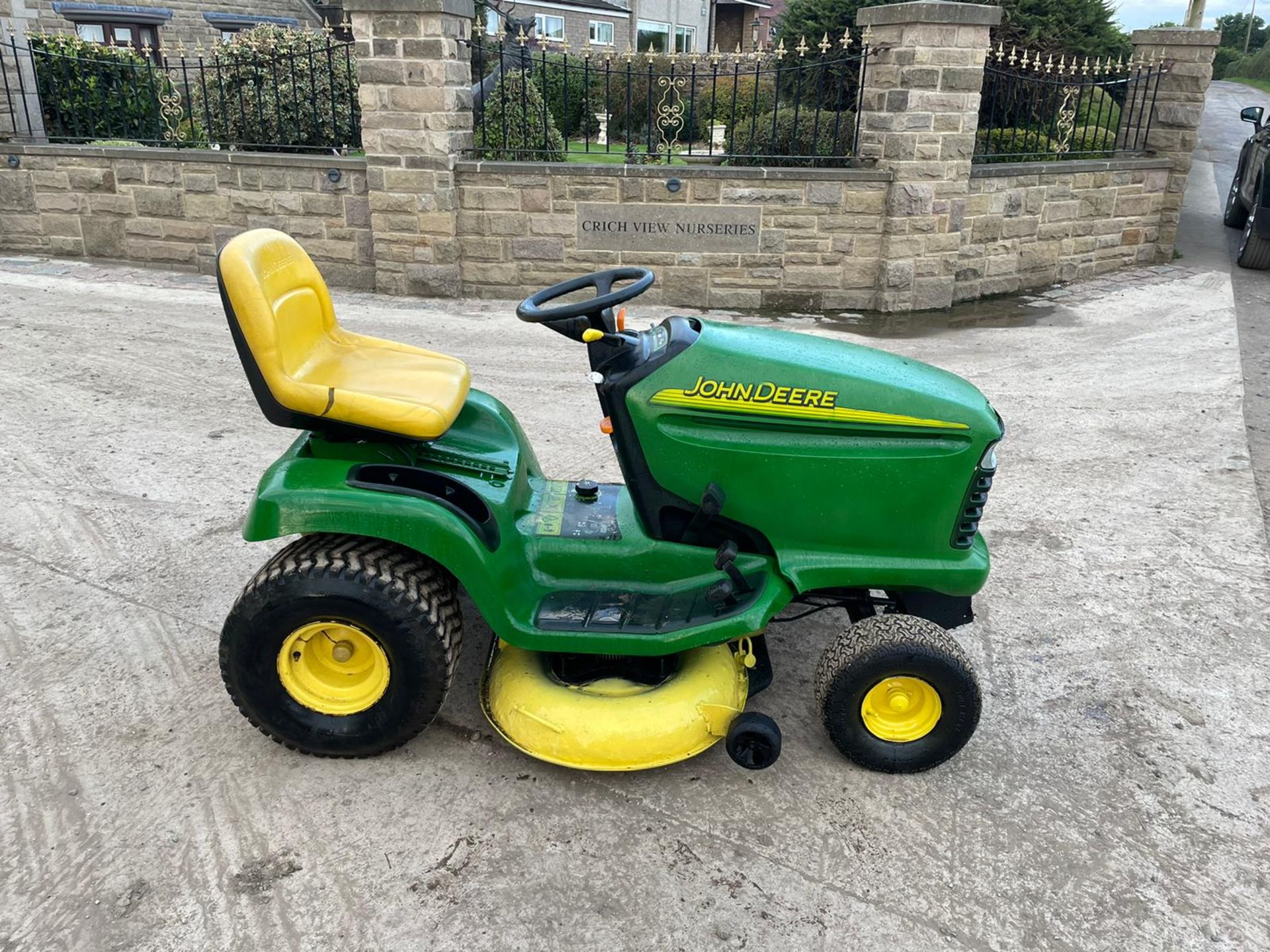 JOHN DEERE LT180 MULCHING RIDE ON MOWER, DOUBLE BLADE DECK, 17hp JOHN DEERE V TWIN *NO VAT*