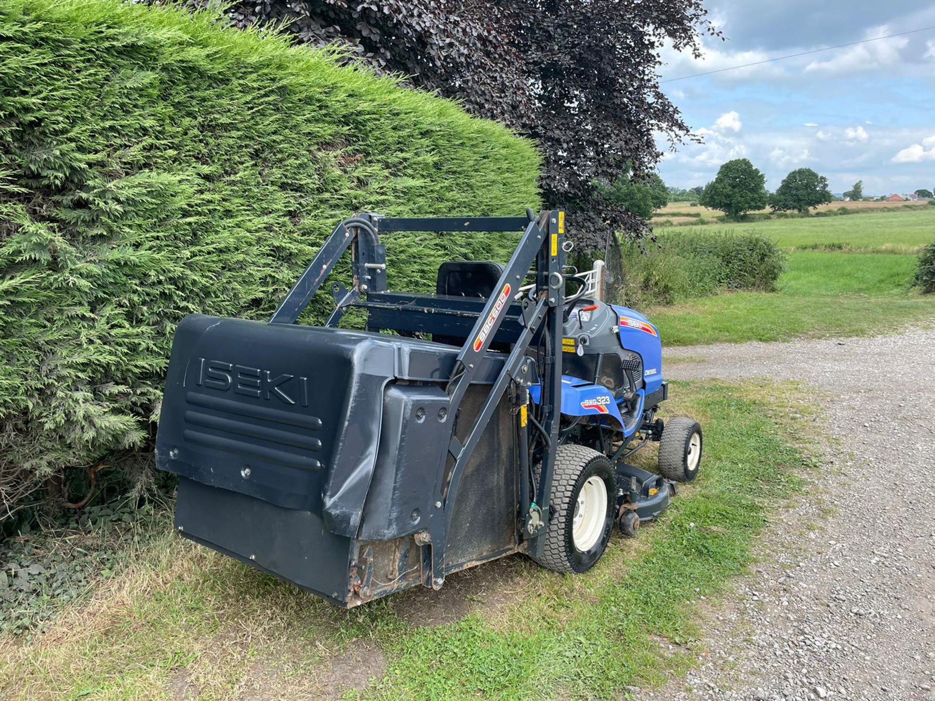 2012 IDEKI SXG 323 HIGH TIP DIESEL RIDE ON MOWER, RUNS DRIVES AND CUTS, HYDROSTATIC *PLUS VAT* - Image 5 of 10