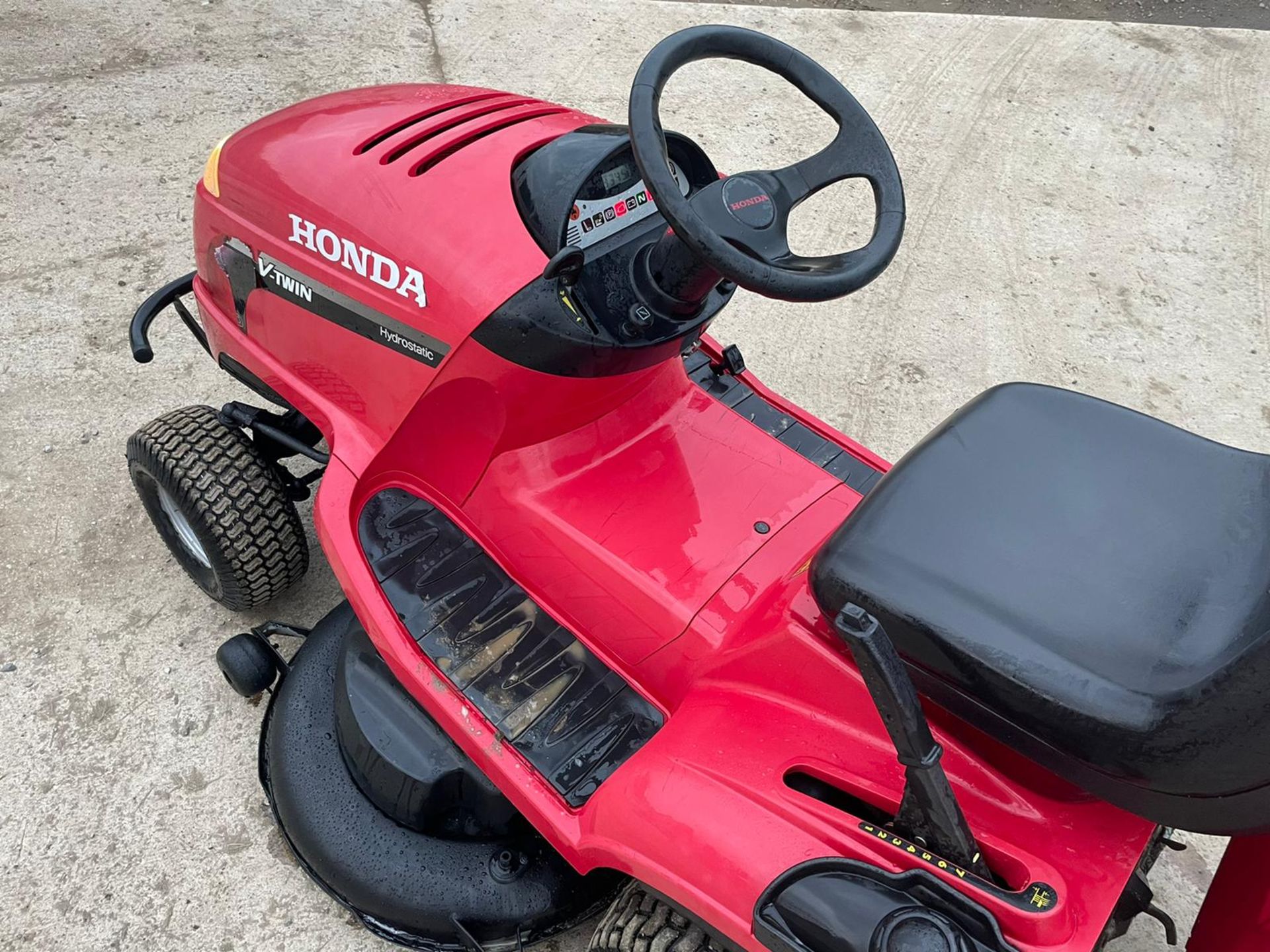 HONDA 2620V TWIN RIDE ON MOWER, RUNS DRIVES AND CUTS, 20hp HONDA V TWIN ENGINE *NO VAT* - Image 7 of 8