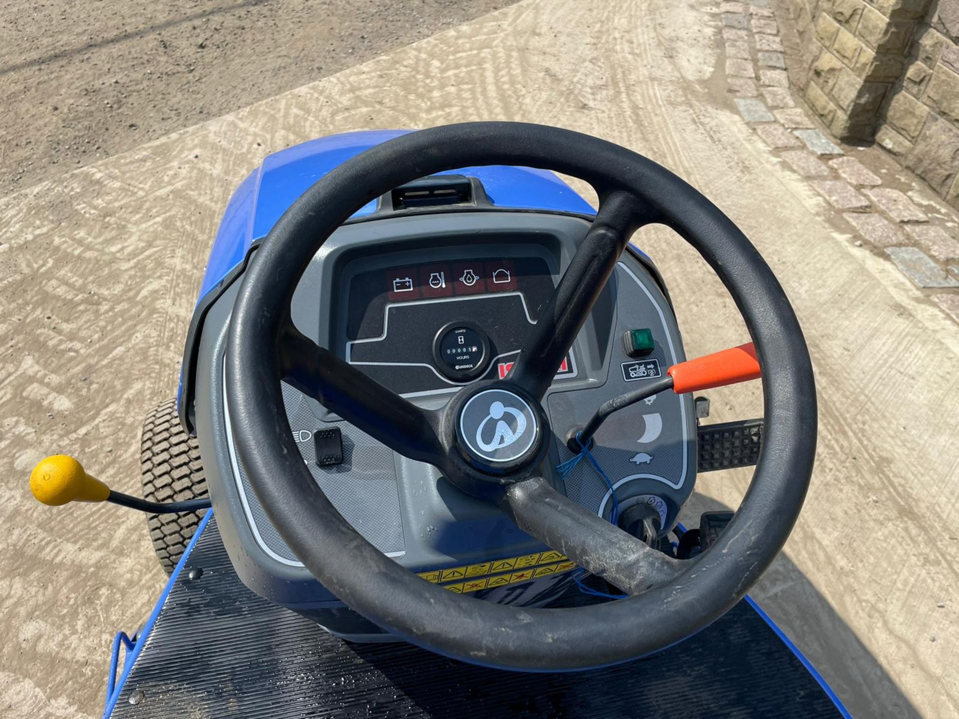 NEW AND UNUSED ISEKI SXG216+ DIESEL RIDE ON MOWER, RUNS DRIVES AND CUTS, HYDROSTATIC *PLUS VAT* - Image 10 of 11