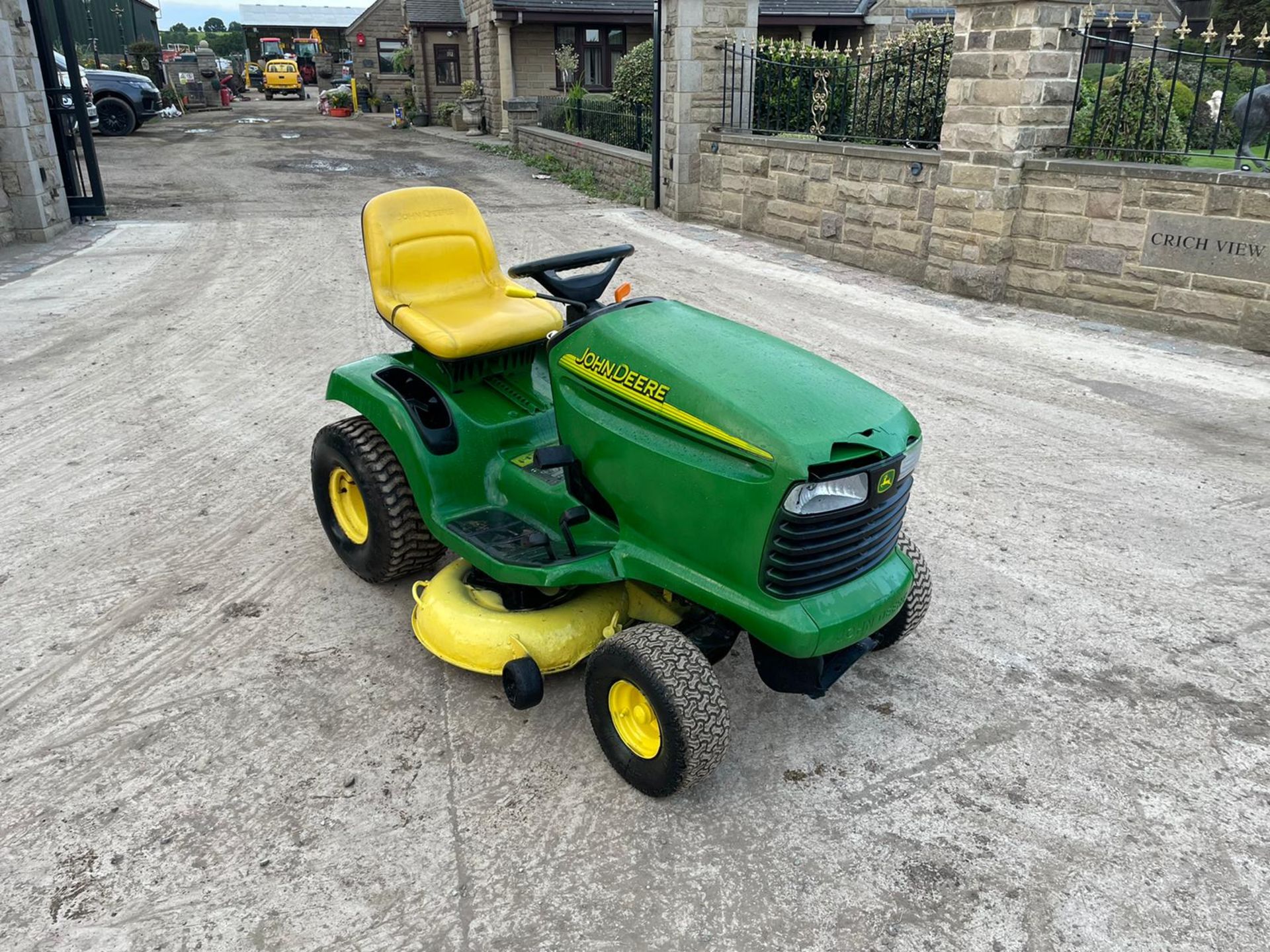 JOHN DEERE LT180 MULCHING RIDE ON MOWER, DOUBLE BLADE DECK, 17hp JOHN DEERE V TWIN *NO VAT* - Image 2 of 9