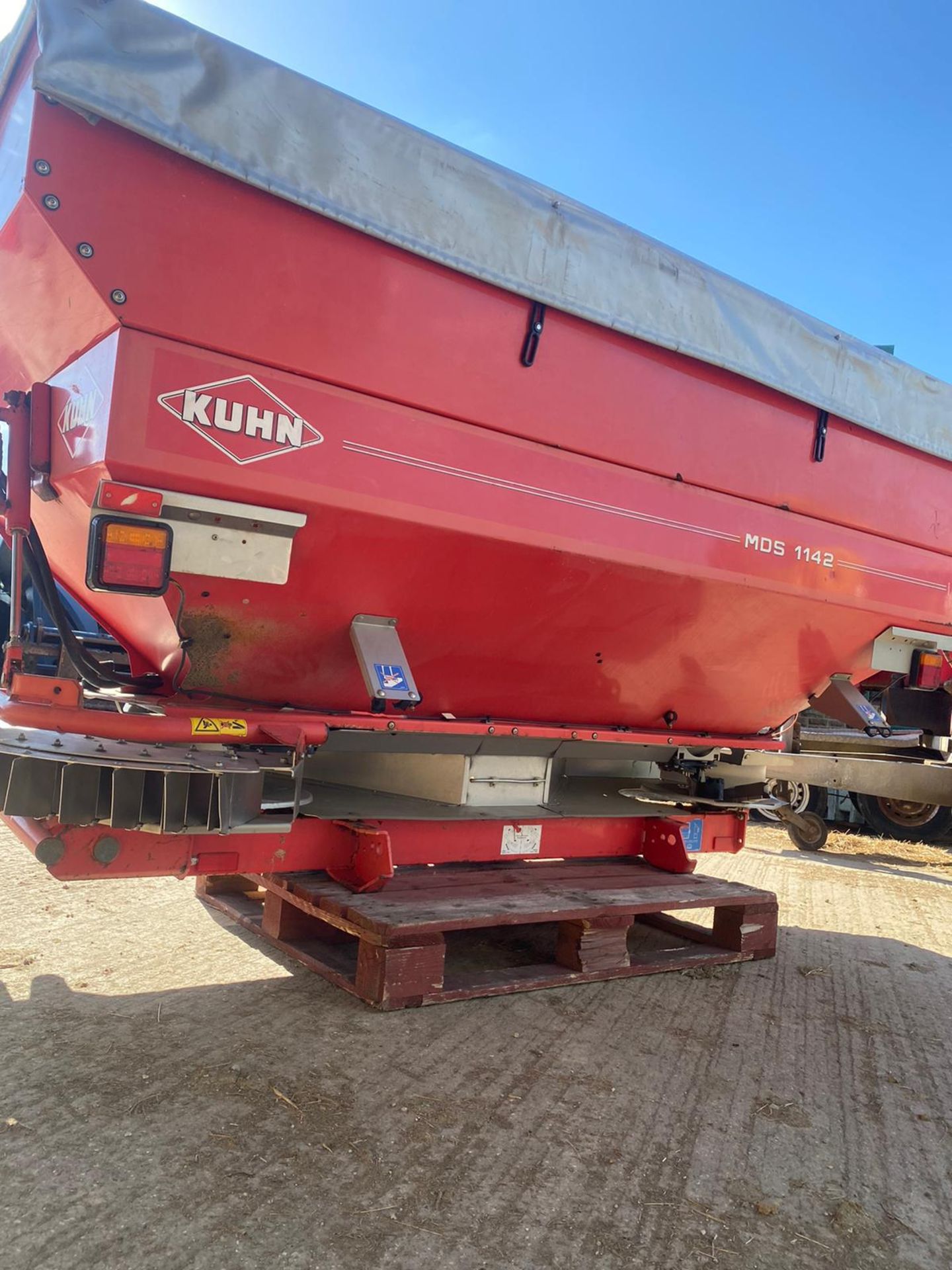 KUHN GLB1400 FERTILISER SPREADER SPINNER, IN WORKING CONDITION, COMES WITH PTO READY TO USE *NO VAT* - Image 4 of 7