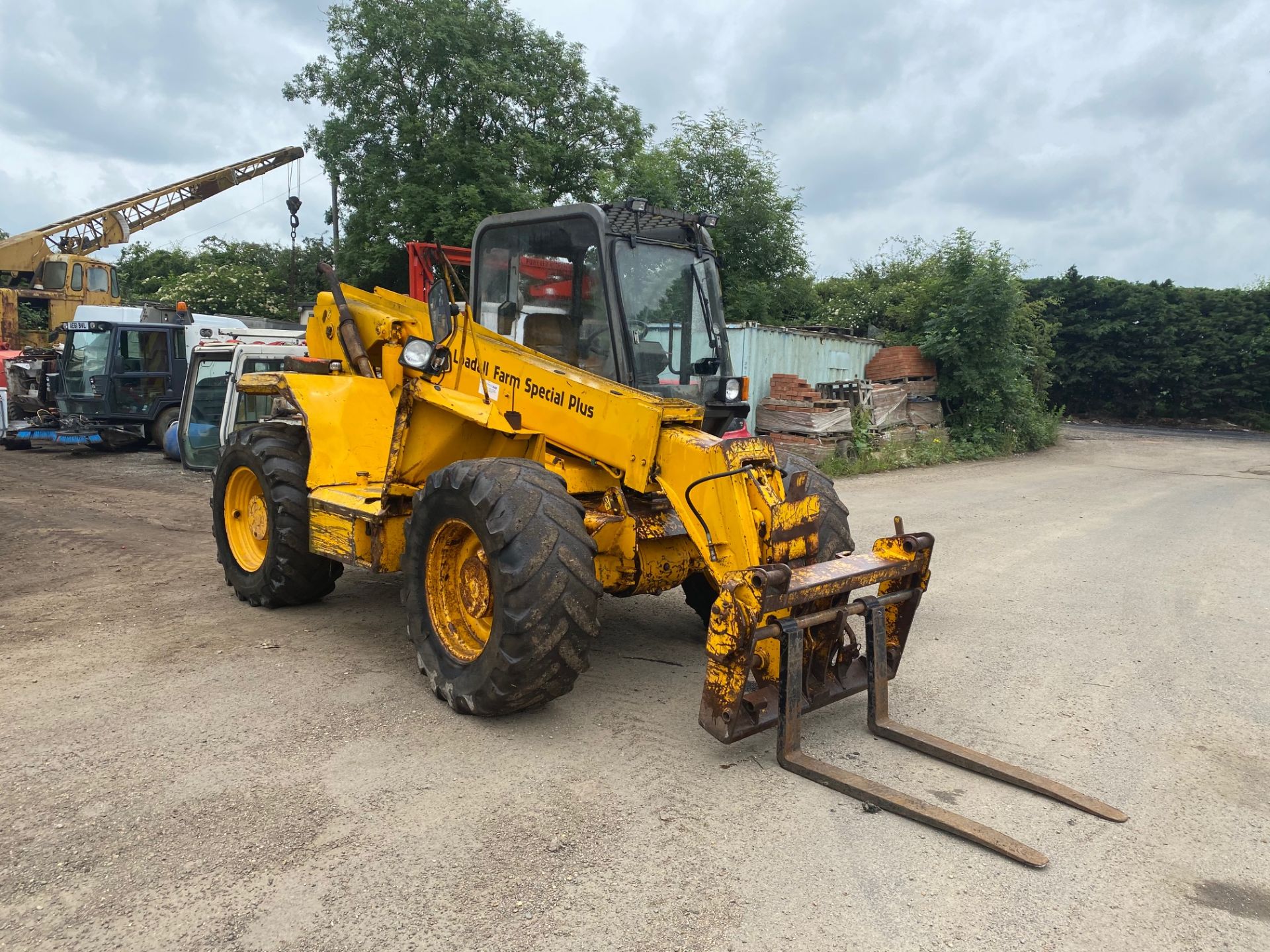 JCB 527-58 FARM SPECIAL, STARTS RUNS AND DRIVES, WORKING BRAKES AND HANDBRAKE *PLUS VAT* - Image 2 of 4