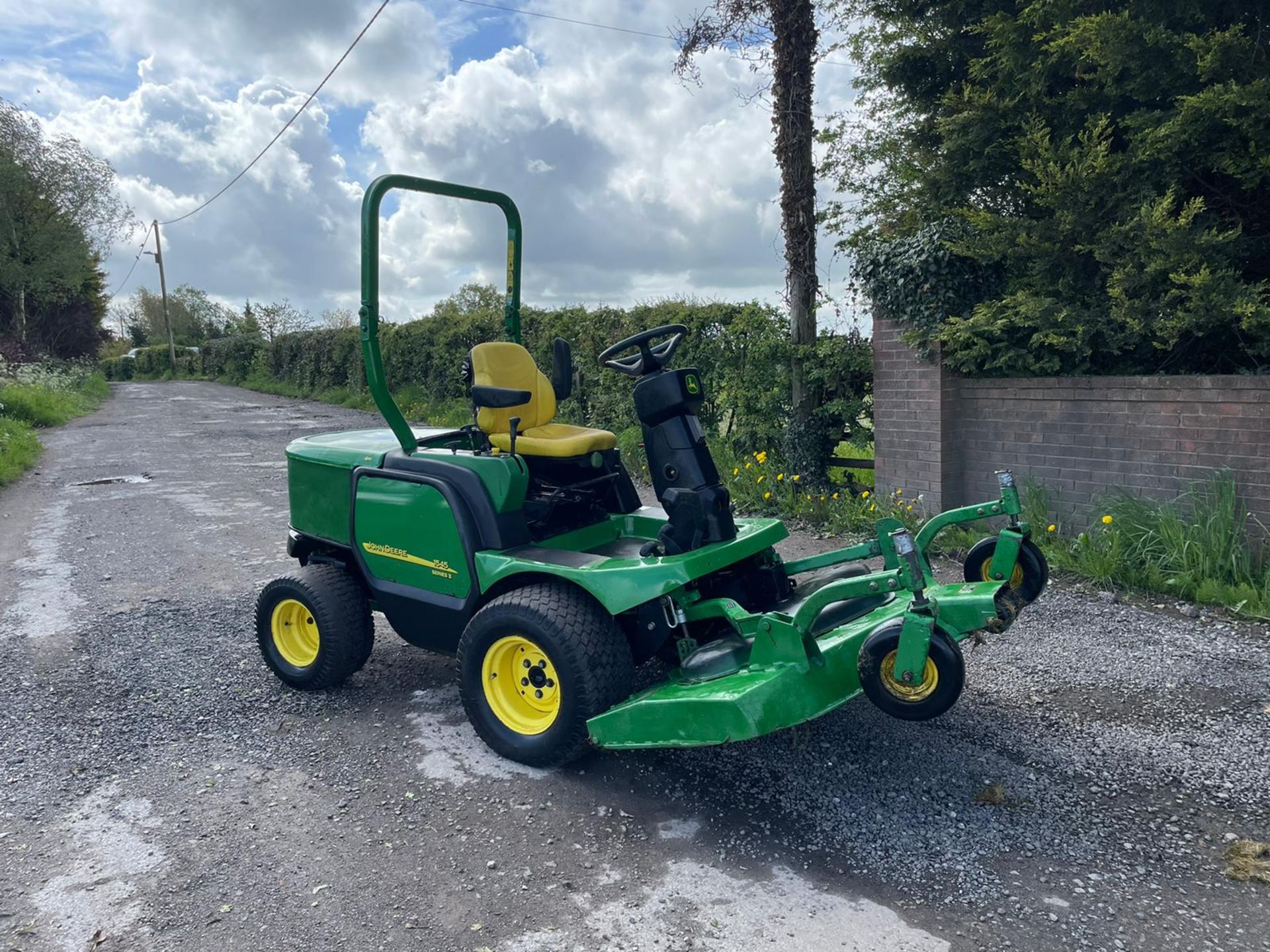 2011/60 JOHN DEERE 1545 RIDE ON MOWER, RUNS DRIVES AND CUTS, ROLL BAR, HYDROSTATIC *PLUS VAT* - Image 3 of 7