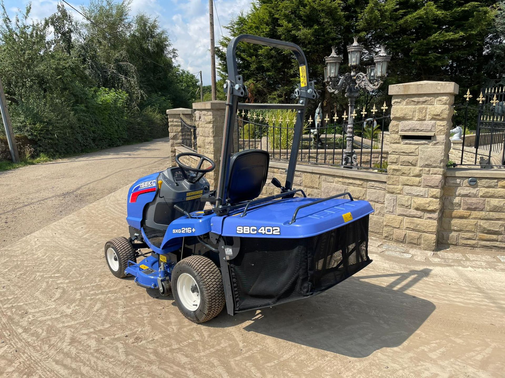 NEW AND UNUSED ISEKI SXG216+ DIESEL RIDE ON MOWER, RUNS DRIVES AND CUTS, HYDROSTATIC *PLUS VAT* - Image 5 of 11