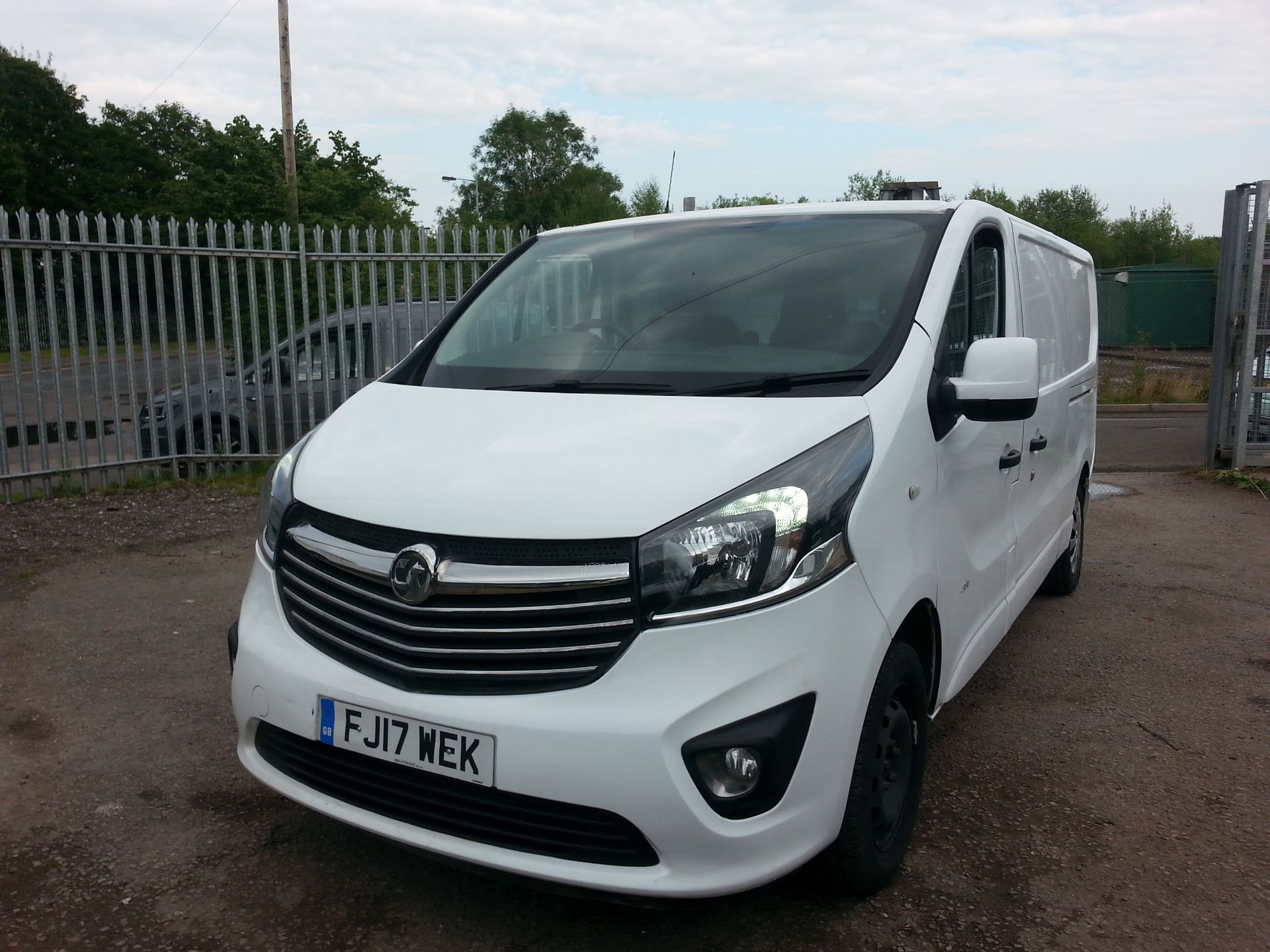 2017 VAUXHALL VIVARO 2900 SPORT CDTI BT SS WHITE PANEL VAN, 1.6 DIESEL, 57,634 WARRANTED *PLUS VAT* - Image 3 of 11