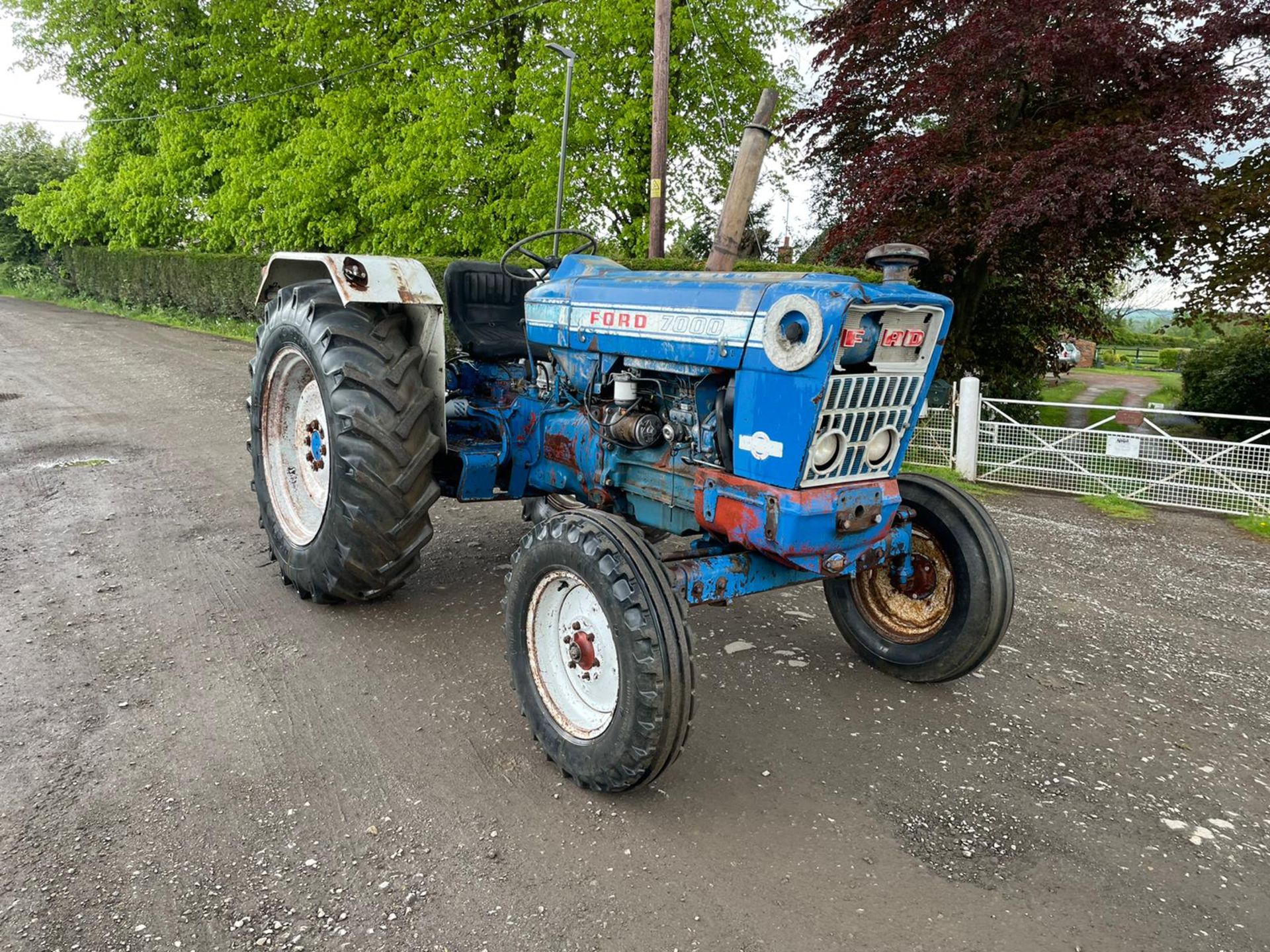 FORD 7000 TRACTOR, RUNS AND DRIVES, ALL GEARS WORK, VINTAGE TRACTOR - HARD TO FIND *PLUS VAT* - Image 3 of 10
