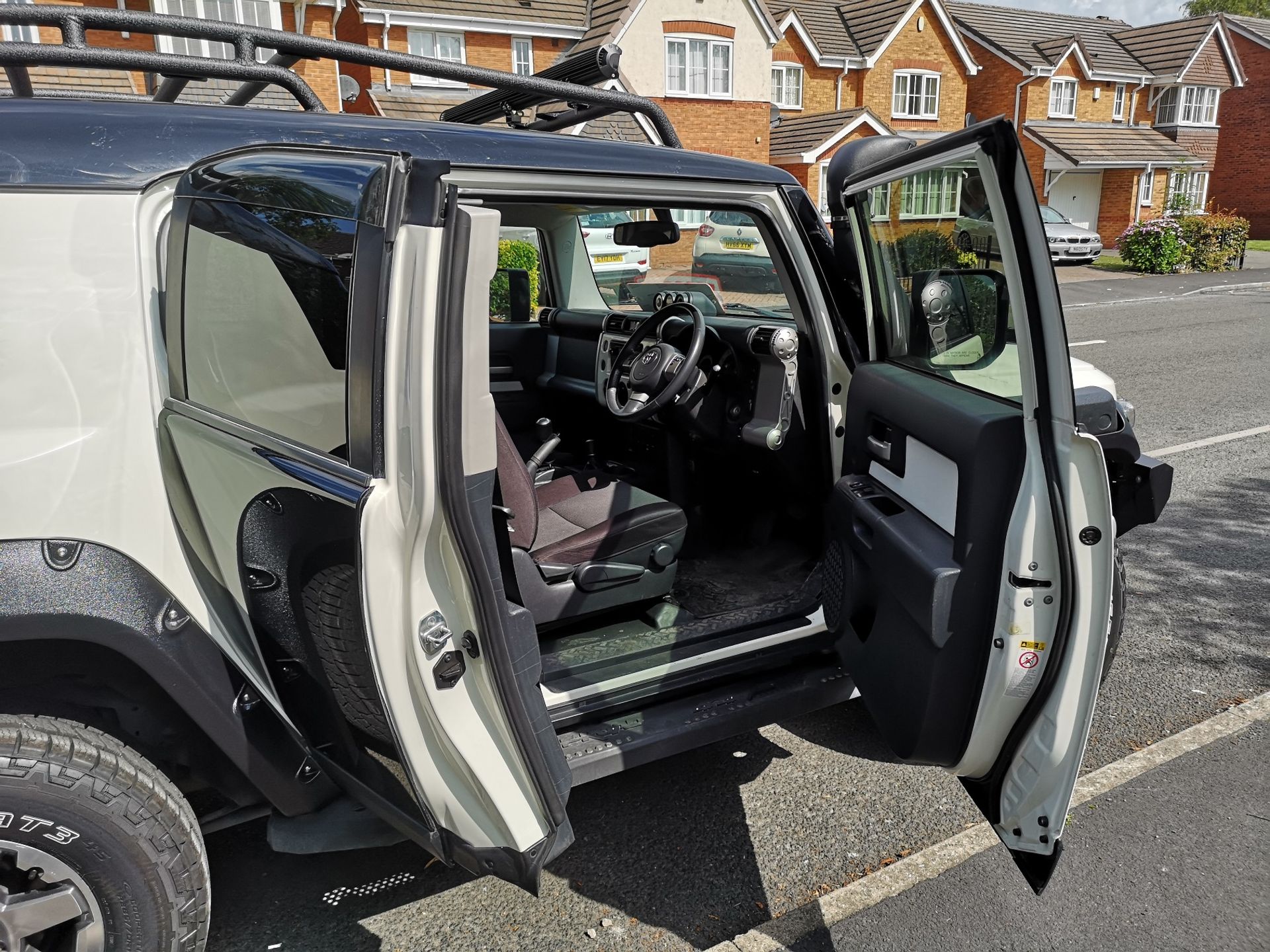 2014 WHITE RHD TOYOTA FJ CRUISER, 4.0 PETROL, ONLY 41,246 MILES *PLUS VAT* - Image 7 of 15