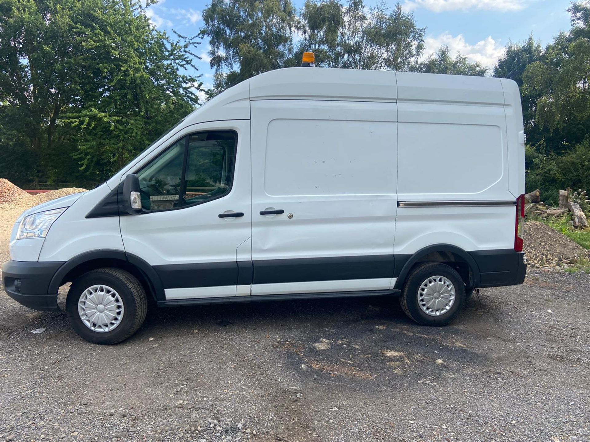 2015 FORD TRANSIT 350 WHITE PANEL VAN L2H3, 2.2 DIESEL, 102K MILES, INTERNAL RACKING *PLUS VAT* - Image 3 of 9