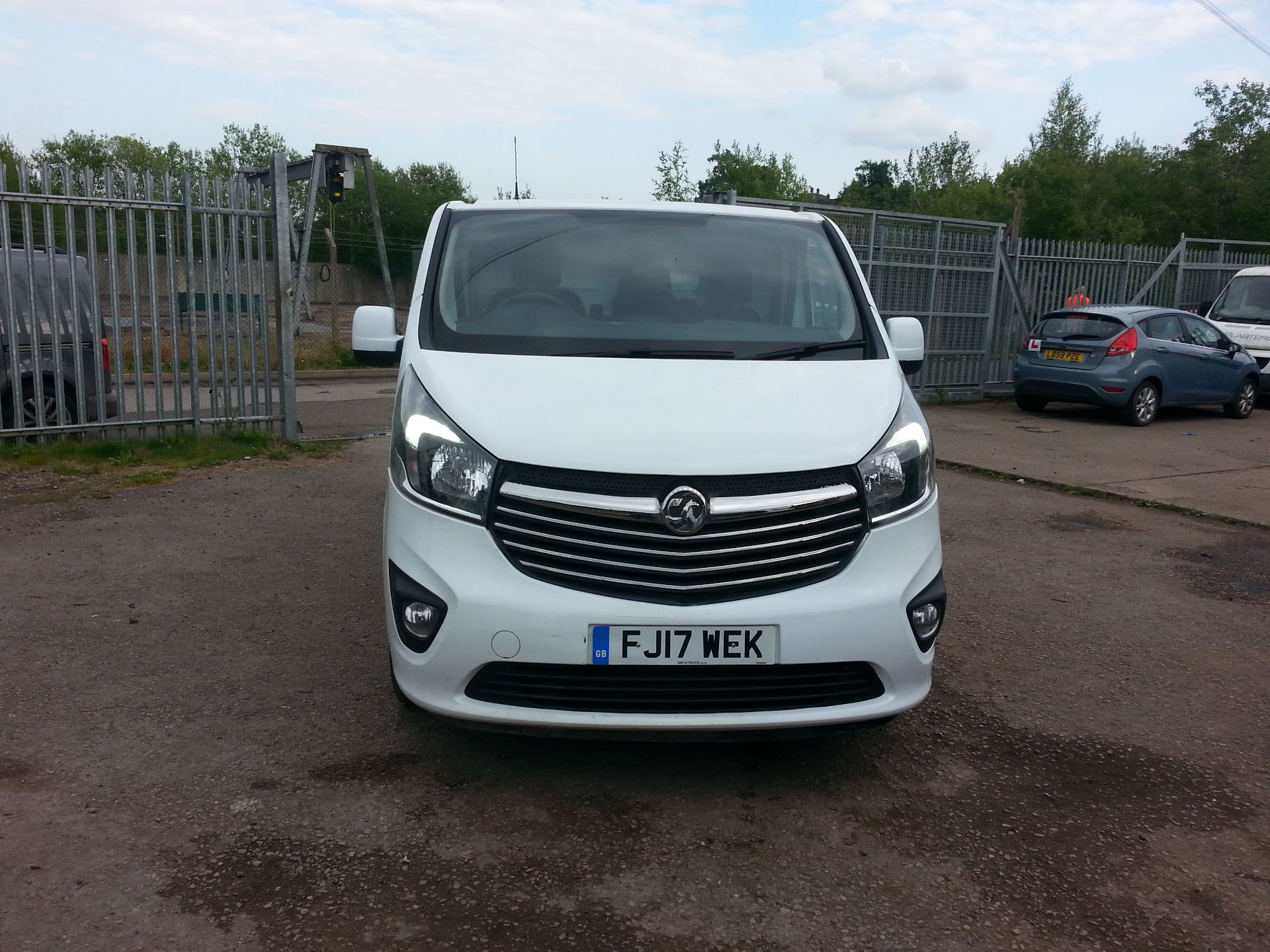 2017 VAUXHALL VIVARO 2900 SPORT CDTI BT SS WHITE PANEL VAN, 1.6 DIESEL, 57,634 WARRANTED *PLUS VAT* - Image 2 of 11