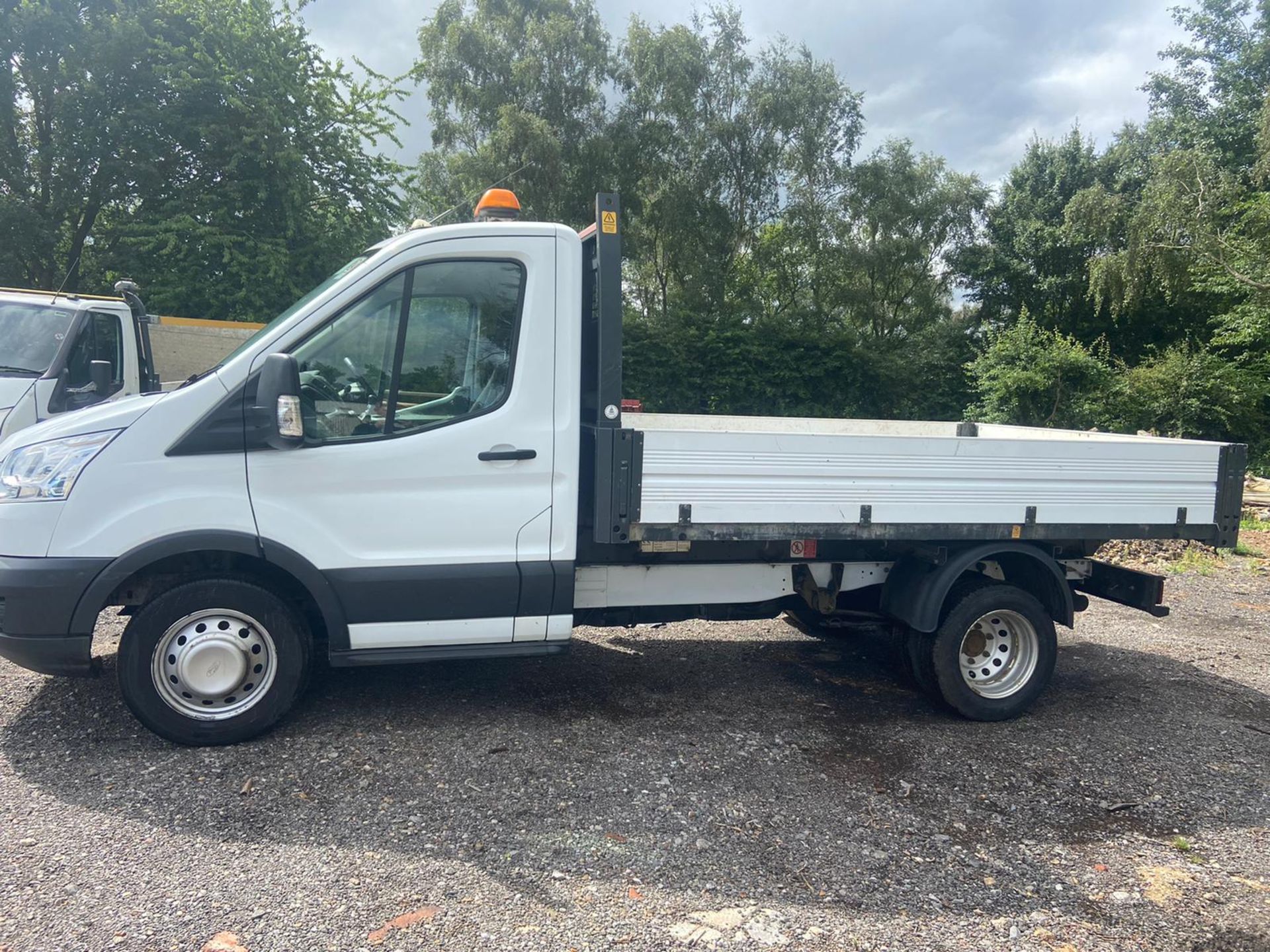 2016/66 FORD TRANSIT 350 WHITE TIPPER, 2.2 DIESEL ENGINE, 90K MILES, 6 SPEED MANUAL *PLUS VAT* - Image 4 of 15