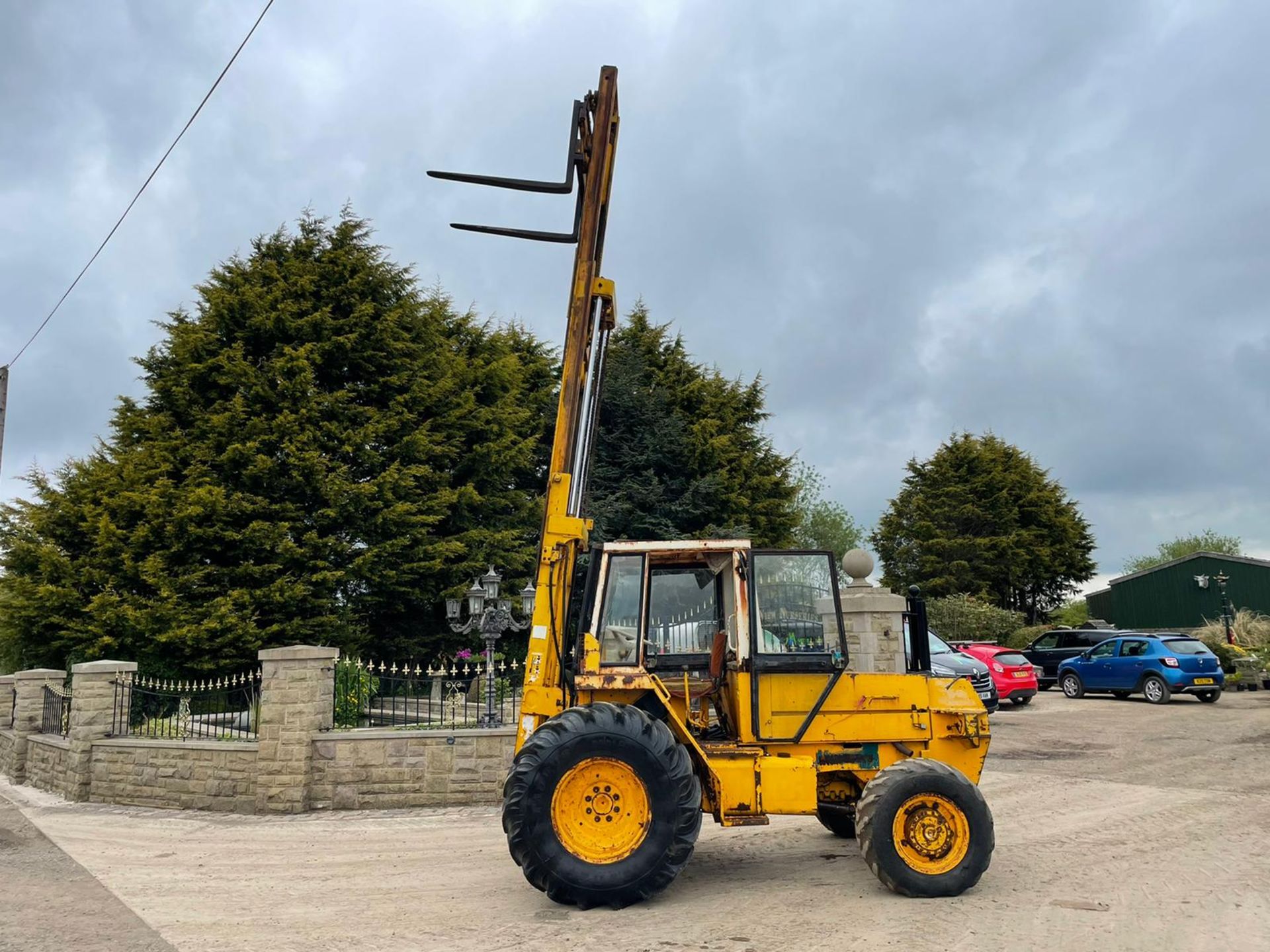 JCB 926 ALL TERRAIN FORKLIFT, RUNS DRIVES AND LIFTS, ALL GEARS WORK, HYDRAULIC SHIFT *PLUS VAT* - Image 4 of 10