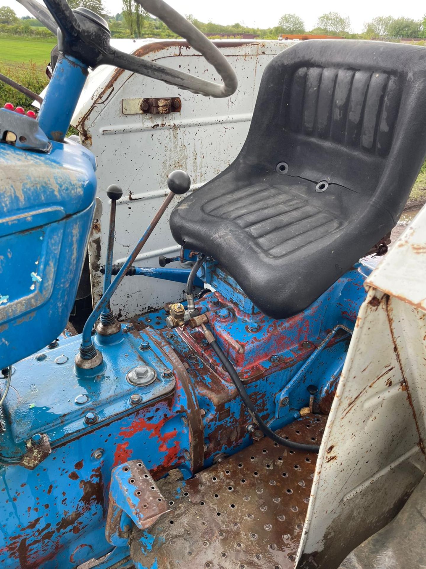 FORD 7000 TRACTOR, RUNS AND DRIVES, ALL GEARS WORK, VINTAGE TRACTOR - HARD TO FIND *PLUS VAT* - Image 9 of 10