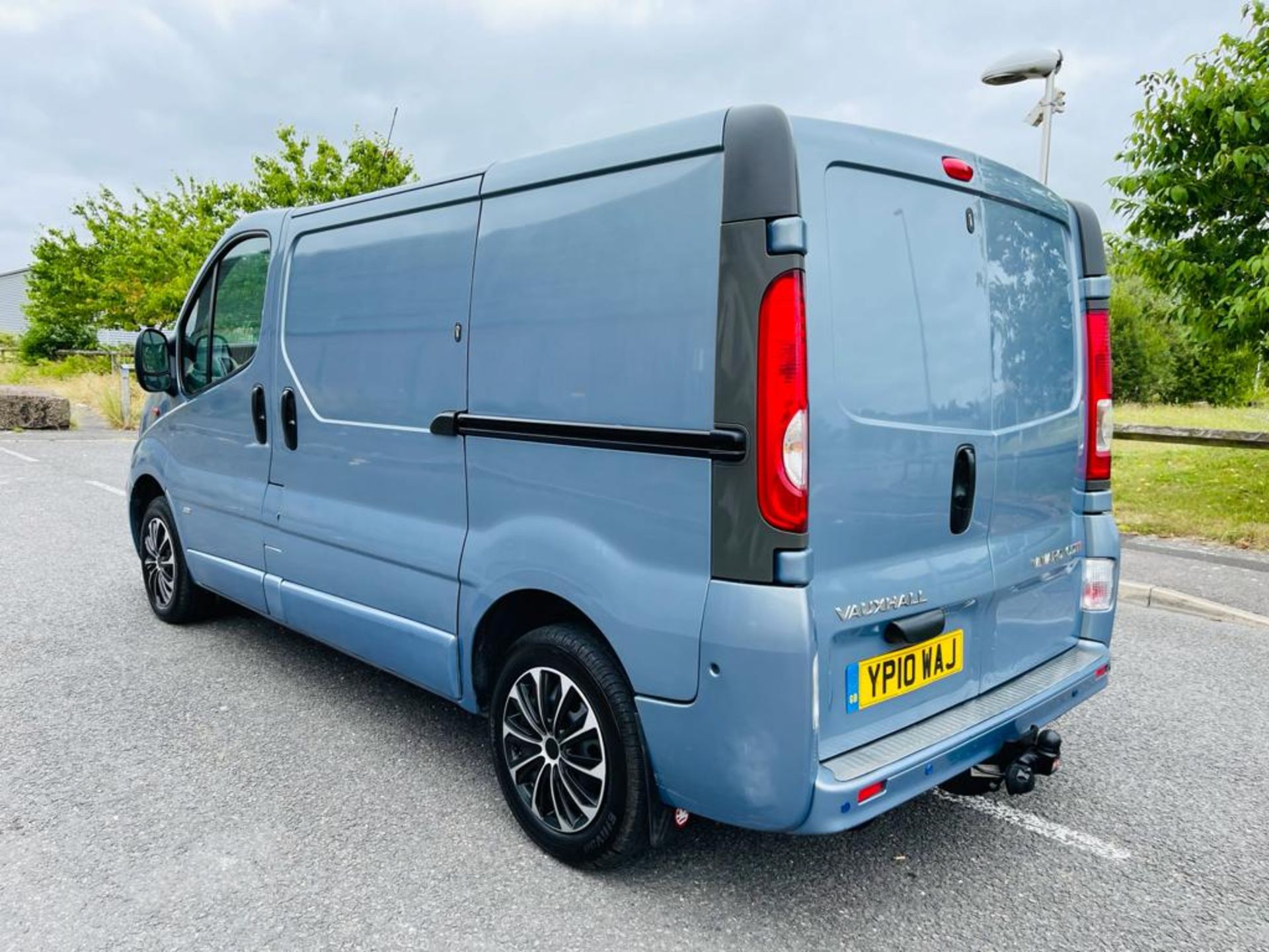 2010 VAUXHALL VIVARO SPORTIVE CDTI SWB GREY PANEL VAN, 2.0 DIESEL ENGINE, 135,508 MILES *NO VAT* - Image 3 of 17