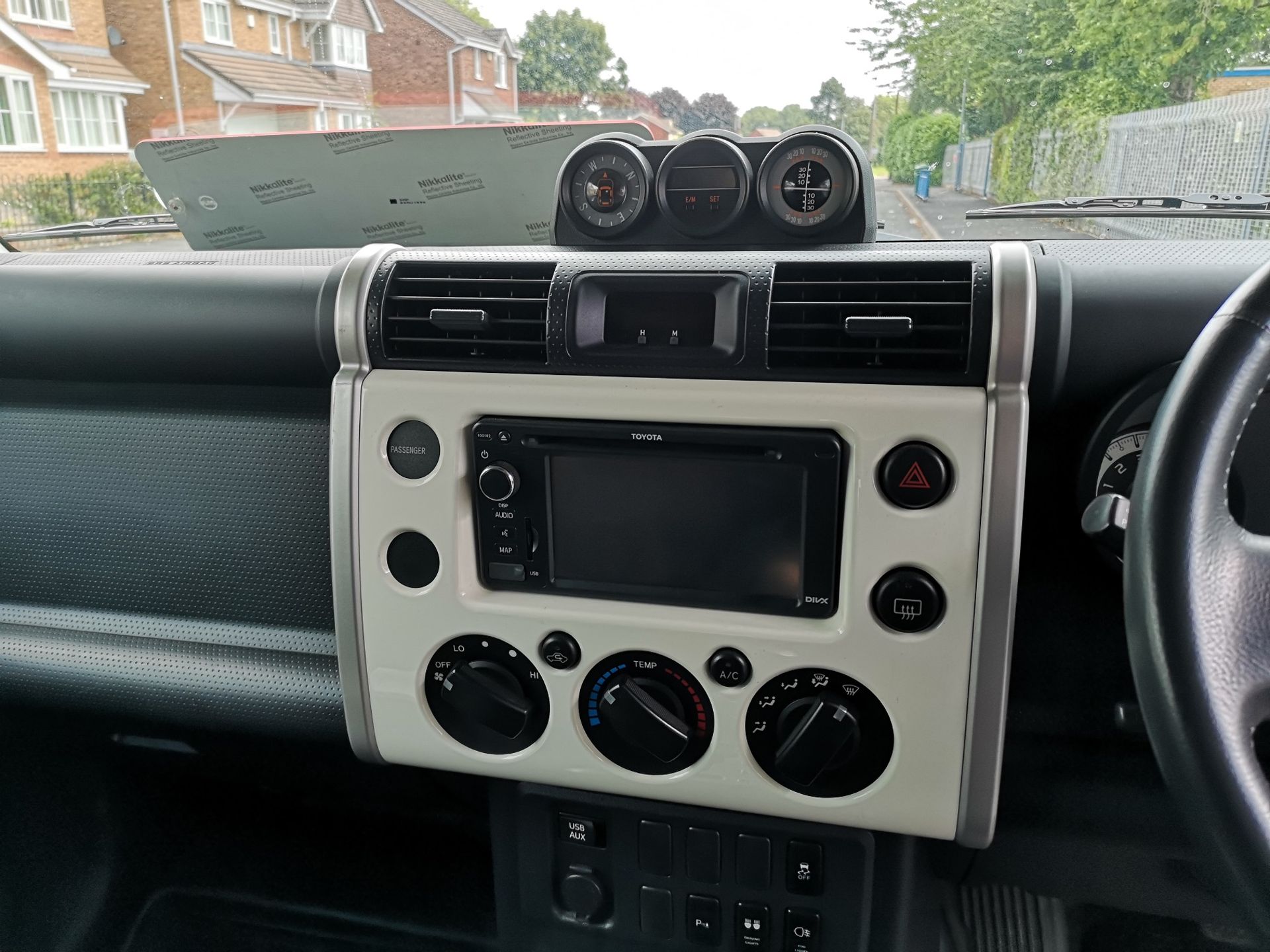 2014 WHITE RHD TOYOTA FJ CRUISER, 4.0 PETROL, ONLY 41,246 MILES *PLUS VAT* - Image 11 of 15