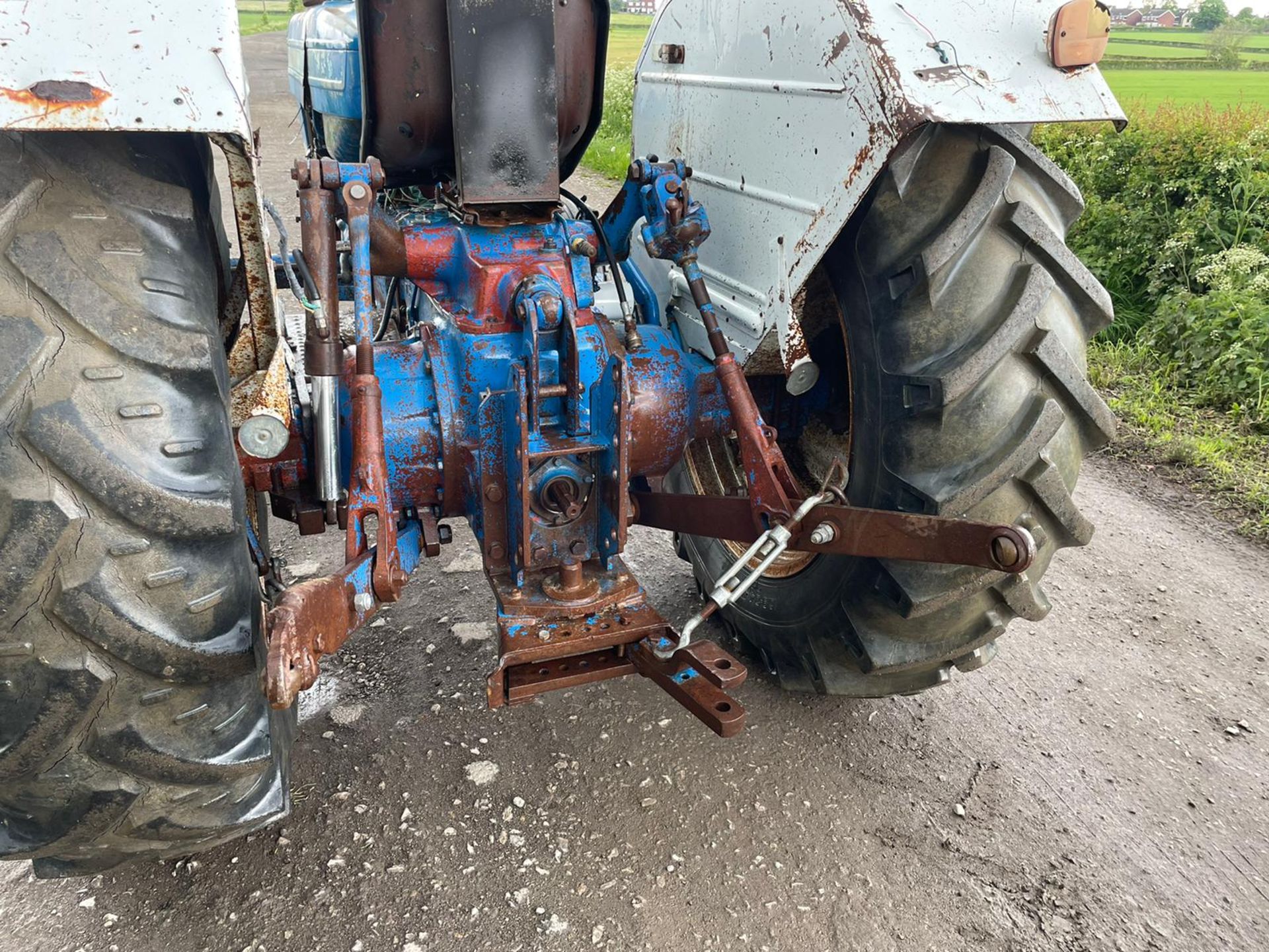 FORD 7000 TRACTOR, RUNS AND DRIVES, ALL GEARS WORK, VINTAGE TRACTOR - HARD TO FIND *PLUS VAT* - Image 7 of 10