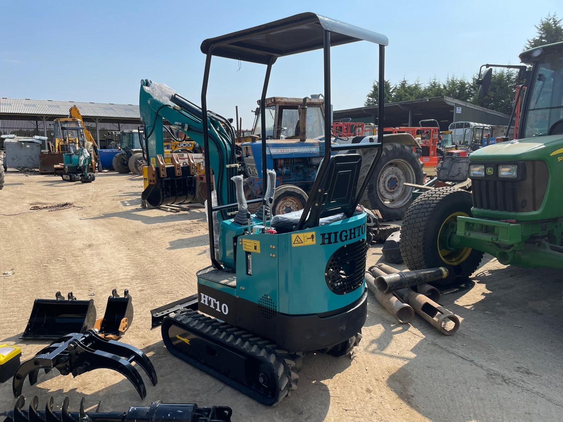 NEW AND UNUSED HIGH TOP HT10 MINI DIGGER / EXCAVATOR, RUNS DRIVES AND DIGS *PLUS VAT* - Image 6 of 11