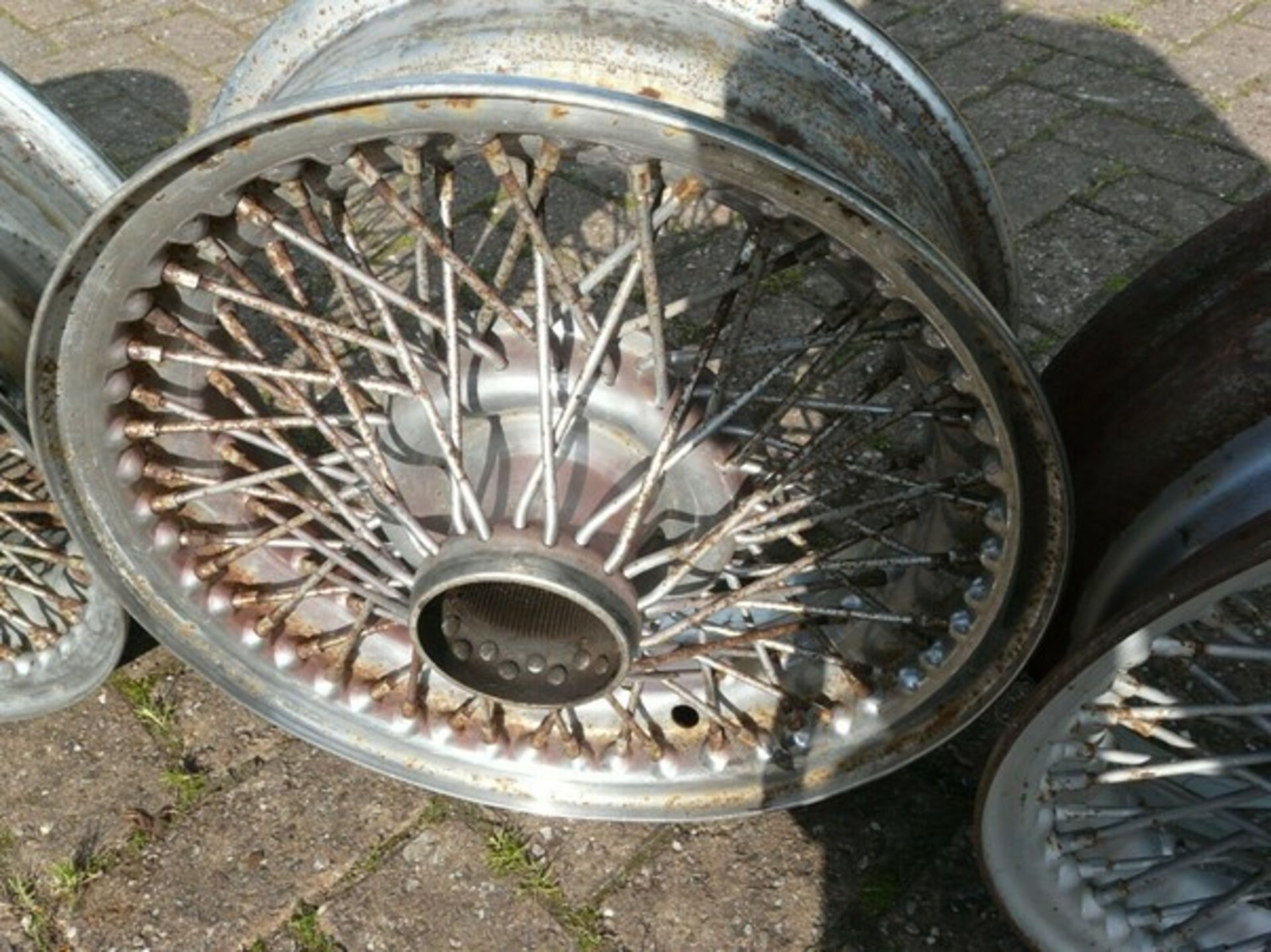 JAGUAR E TYPE WIRE RIMS, 3 CHROME 2 PAINTED, SPLINE FITTING 15inch XA455C, DRC5K *PLUS VAT* - Image 4 of 12