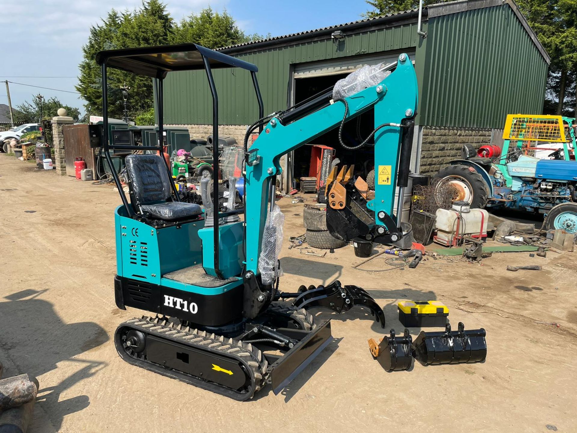 NEW AND UNUSED HIGH TOP HT10 MINI DIGGER / EXCAVATOR, RUNS DRIVES AND DIGS *PLUS VAT* - Image 5 of 11