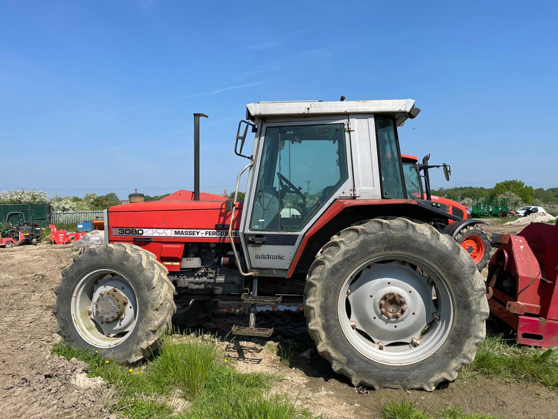 MASSEY FERGUSON 3080 AUTOTRONIC TRACTOR, PERKINS 5.8L 6 CYLINDER ENGINE, FULLY GLASS CAB *PLUS VAT*