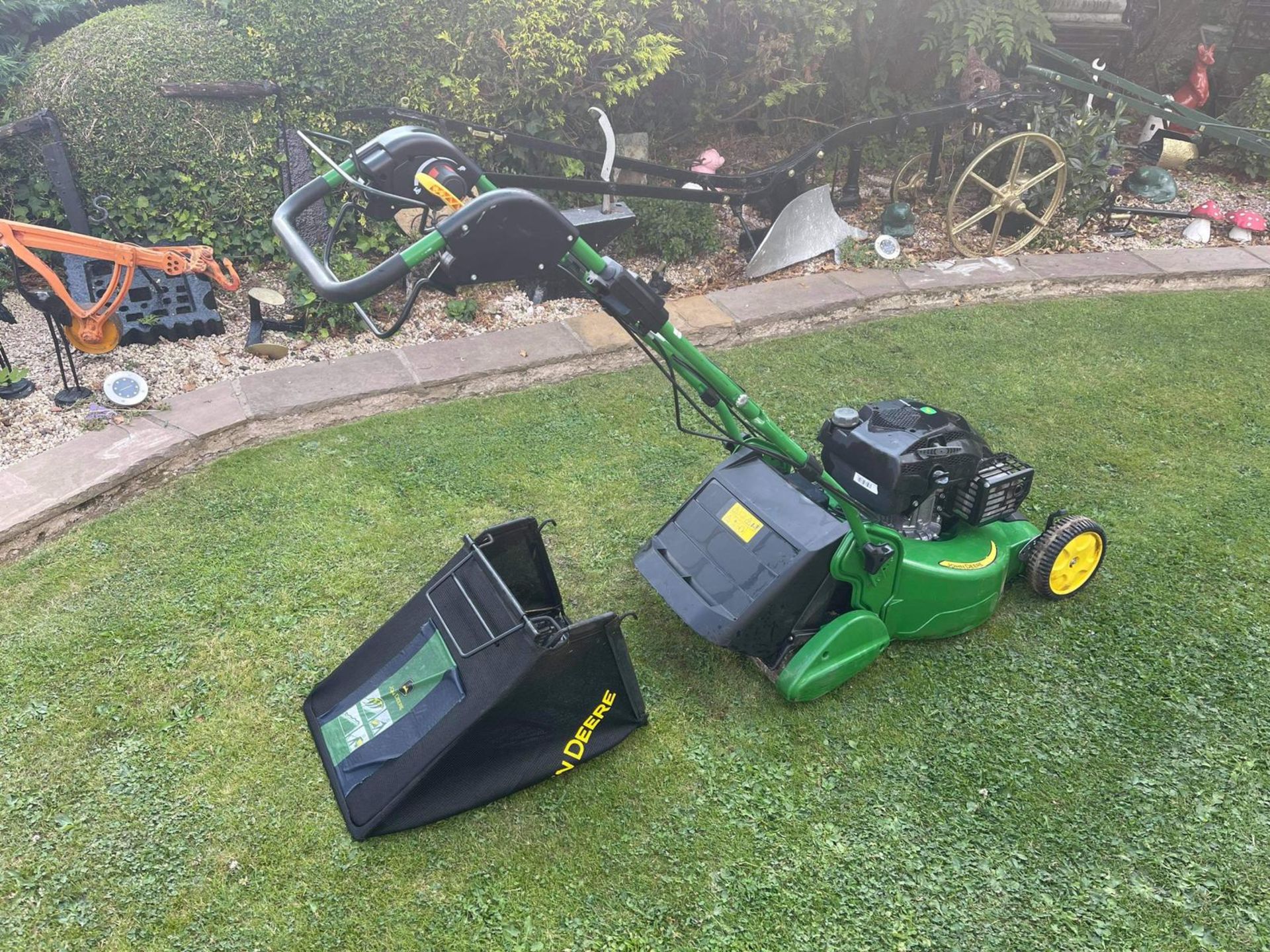 2019 JOHN DEERE R54RKB SELF PROPELLED LAWN MOWER WITH REAR ROLLER AND COLLECTOR *NO VAT* - Image 4 of 7