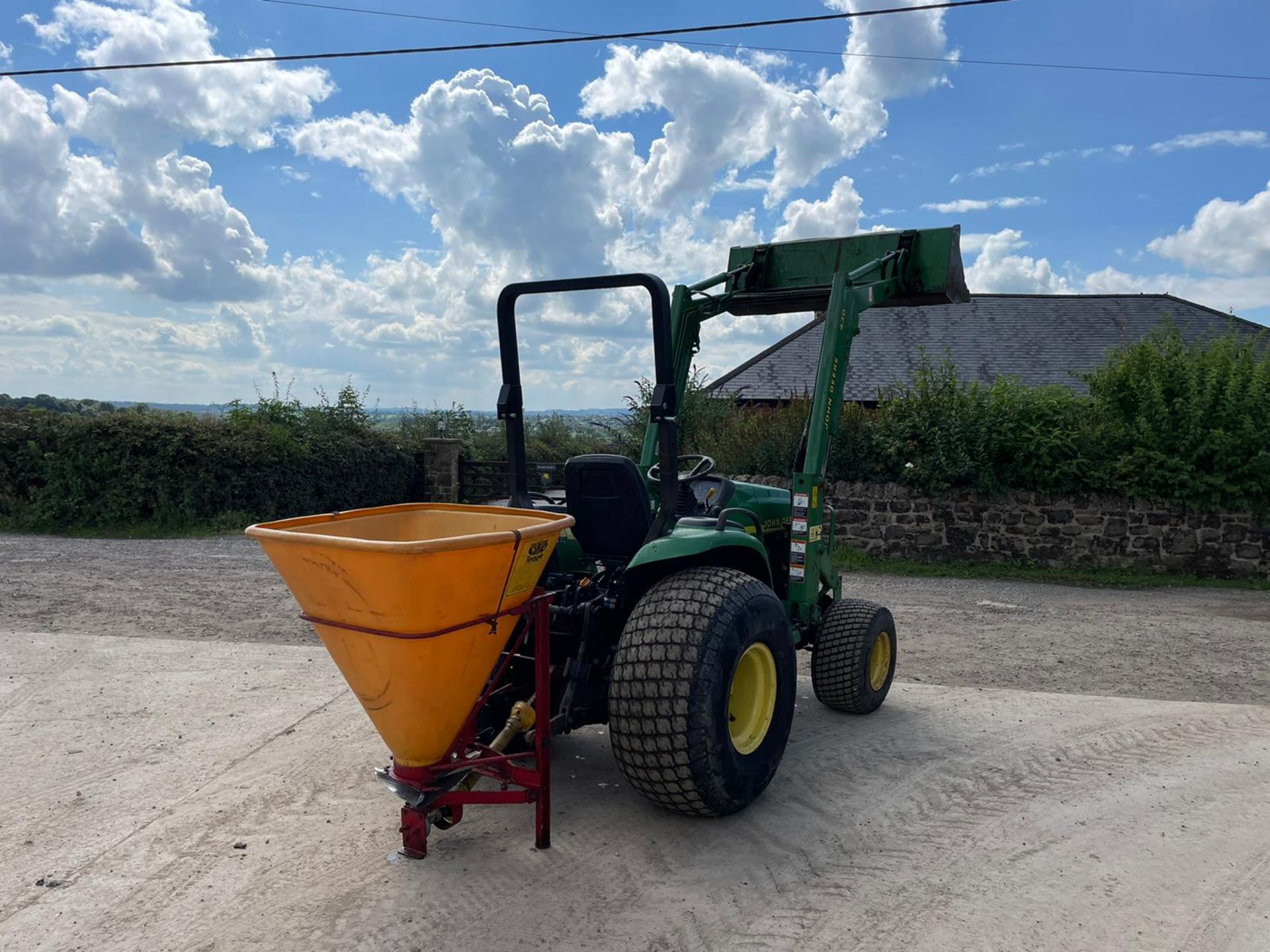 JOHN DEERE 4400 WITH JOHN DEERE 430 LOADER, RUNS DRIVES LIFTS AND WORKS, 4800 HOURS *PLUS VAT* - Image 6 of 13