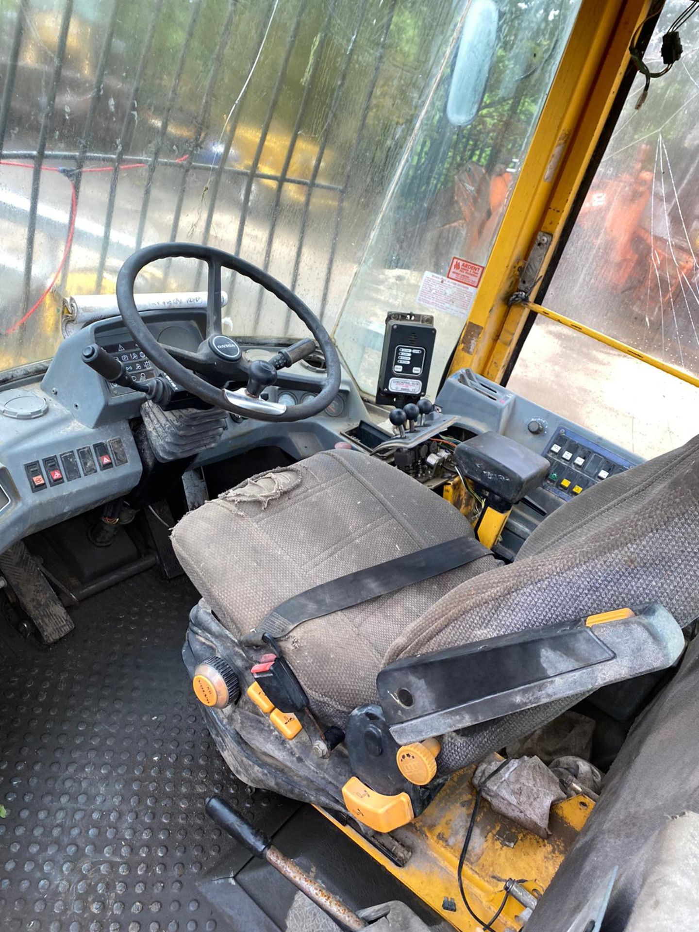 VOLVO L70C LOADING SHOVEL, RUNS AND LIFTS, BUT NO DASH LIGHTS SO FORWARD & REVERSE DONT WORK - Image 8 of 9