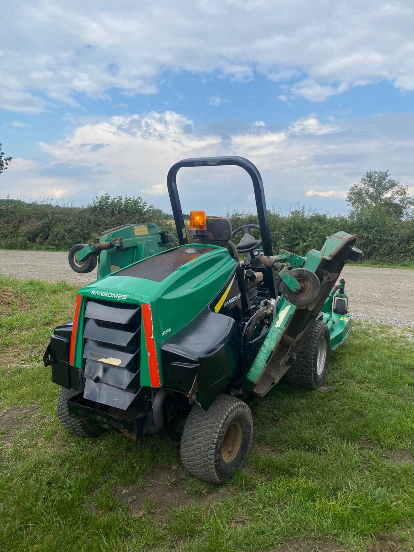 RANSOMES BATWING HR6010 RIDE ON LAWN MOWER, 4 WHEEL DRIVE, 3390 RECORDED HOURS *NO VAT* - Image 7 of 9