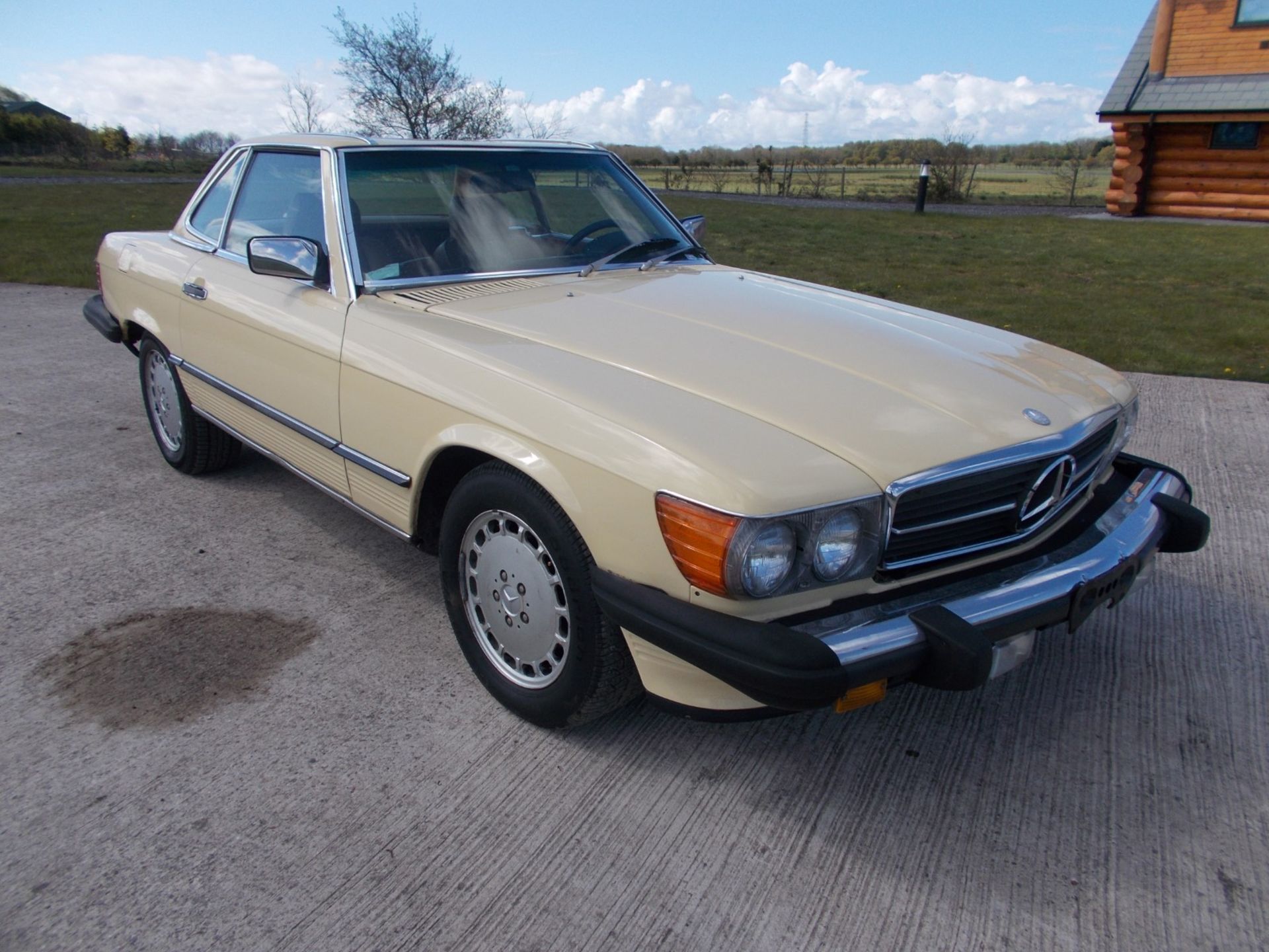 1986 MERCEDES 560SL, 5.5 V8 AUTOMATIC, LIGHT YELLOW WITH TAN LEATHER, 87K MILES *NO VAT* - Image 9 of 36