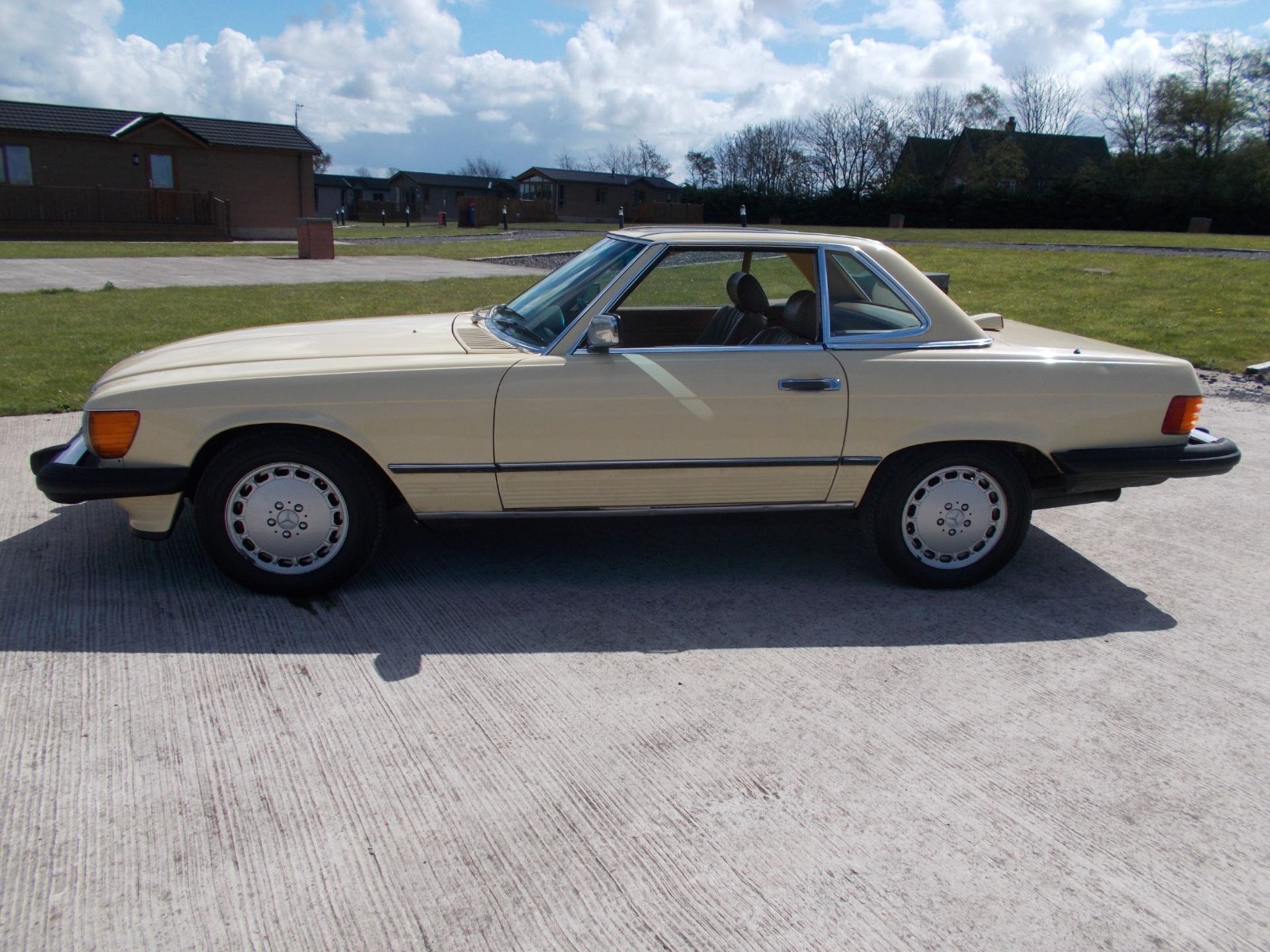 1986 MERCEDES 560SL, 5.5 V8 AUTOMATIC, LIGHT YELLOW WITH TAN LEATHER, 87K MILES *NO VAT* - Image 11 of 36
