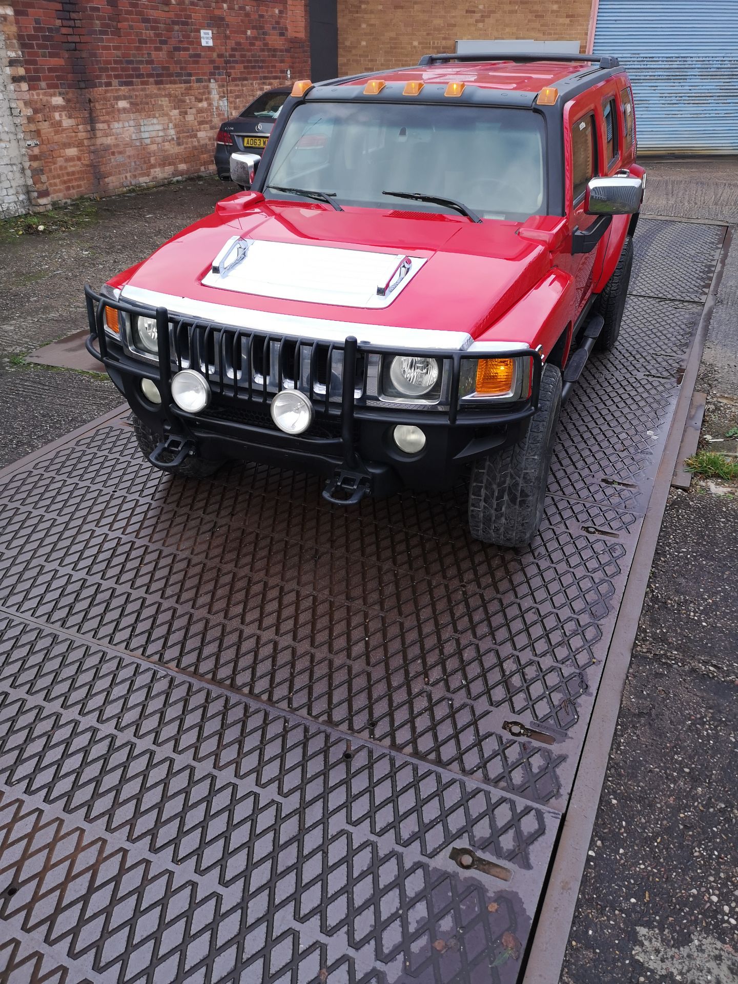 2006 RED HUMMER H3 4x4, 90,171 MILES, SAT NAV, SIDE STEPS AND BULL BARS *PLUS VAT* - Image 3 of 16