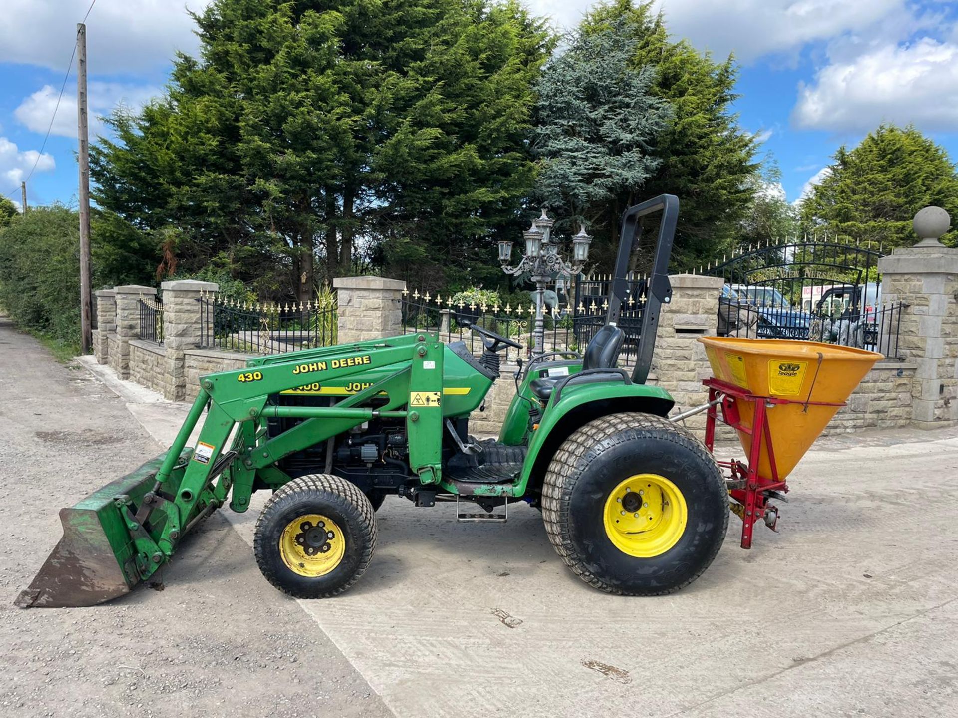 JOHN DEERE 4400 WITH JOHN DEERE 430 LOADER, RUNS DRIVES LIFTS AND WORKS, 4800 HOURS *PLUS VAT* - Image 4 of 13