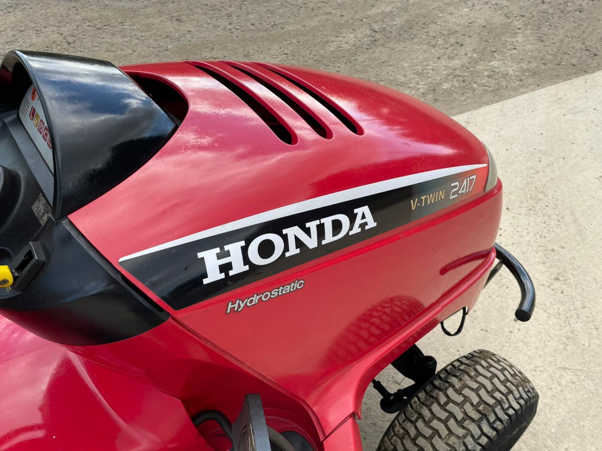 HONDA 2417 RIDE ON MOWER, RUNS DRIVES AND CUTS, HYDROSTATIC, HONDA V TWIN ENGINE *N0 VAT* - Image 7 of 7