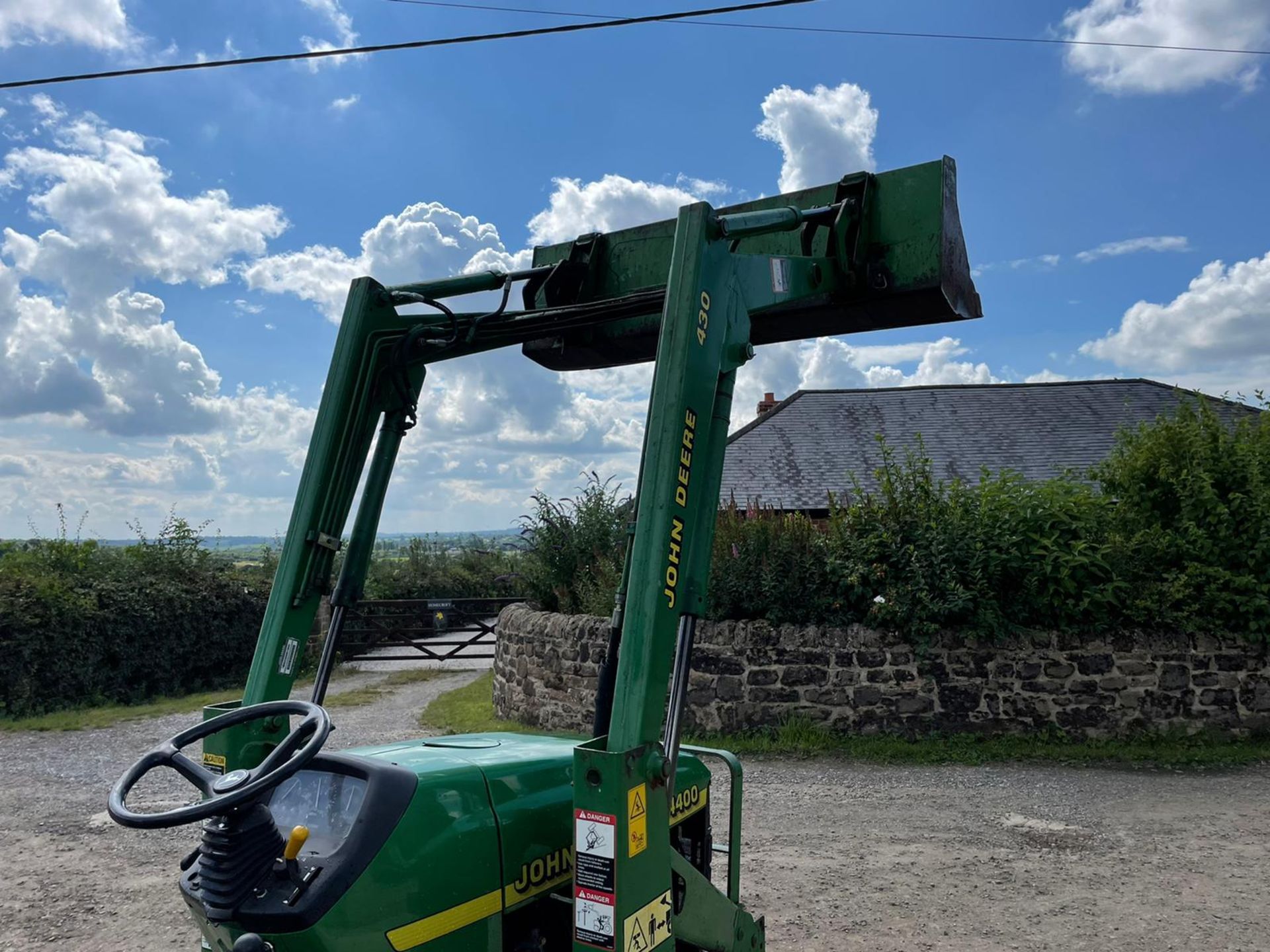 JOHN DEERE 4400 WITH JOHN DEERE 430 LOADER, RUNS DRIVES LIFTS AND WORKS, 4800 HOURS *PLUS VAT* - Image 7 of 13